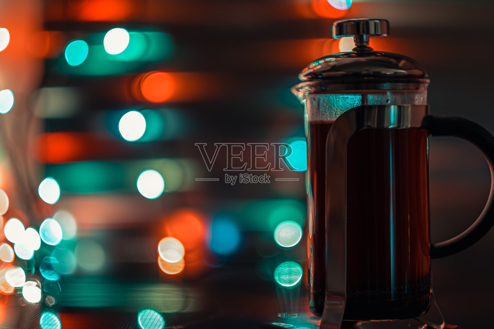 圣诞灯光下的咖啡照片摄影图片