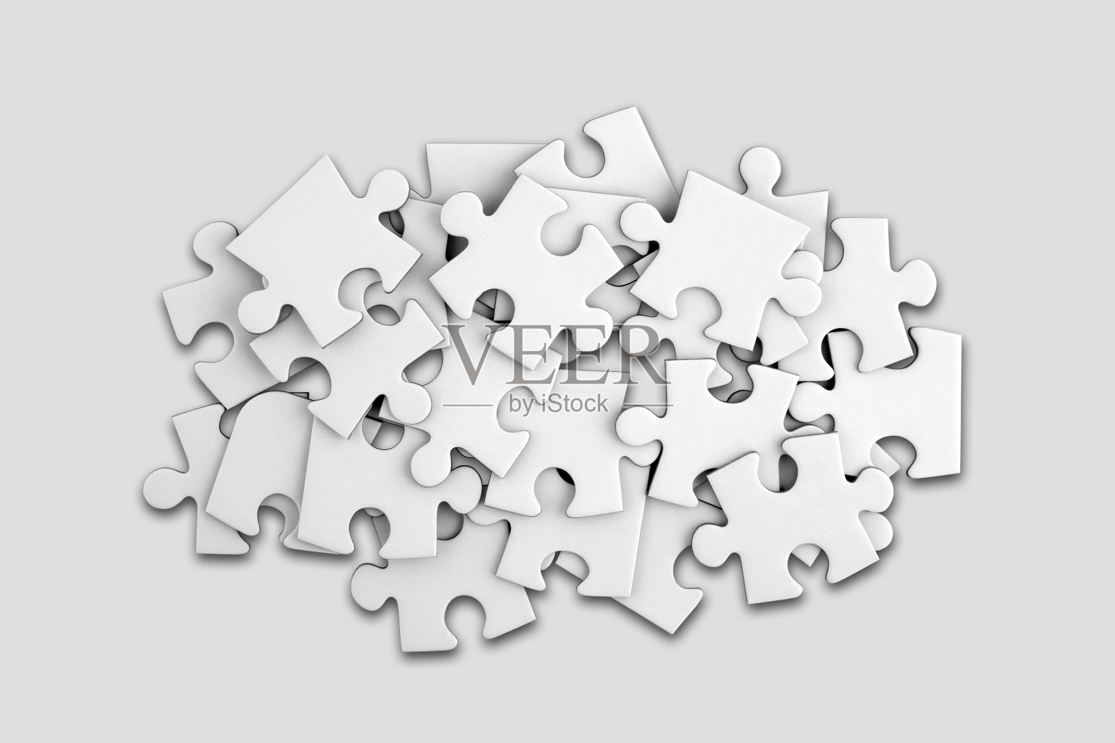 灰色背景上的白色小拼图照片摄影图片