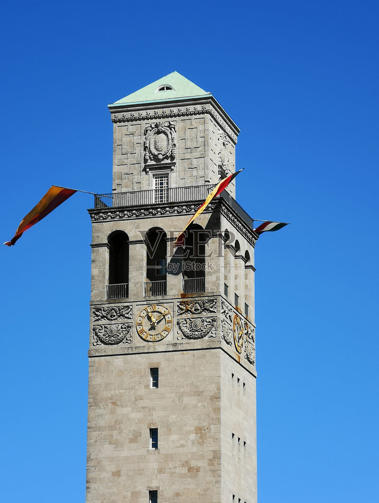 市政厅大楼后面是蓝天照片摄影图片