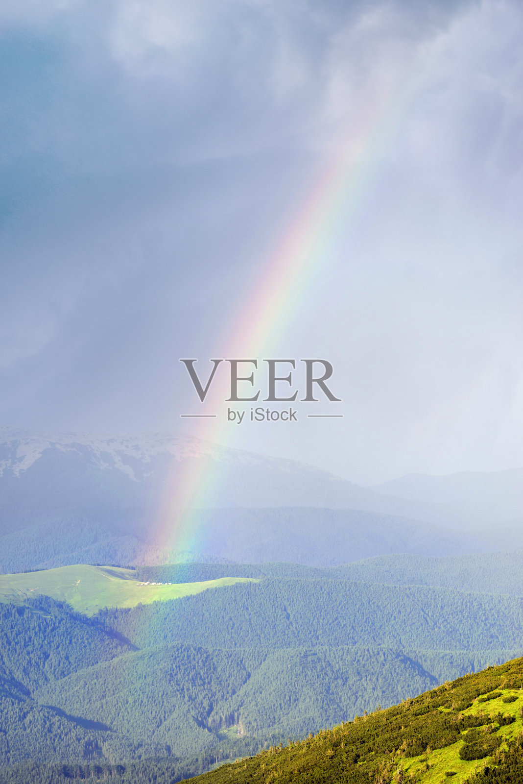 喀尔巴阡山脉的彩虹照片摄影图片