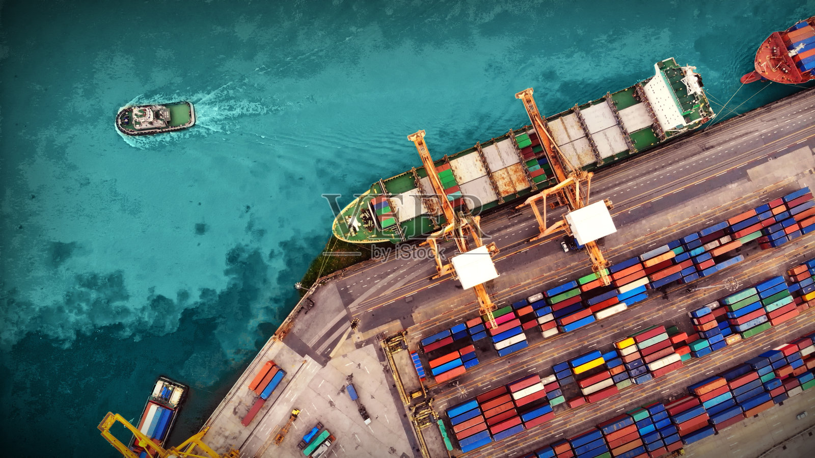 在船厂从事集装箱货轮和货机的物流运输与工作起重机桥,物流进出口和运输行业背景照片摄影图片