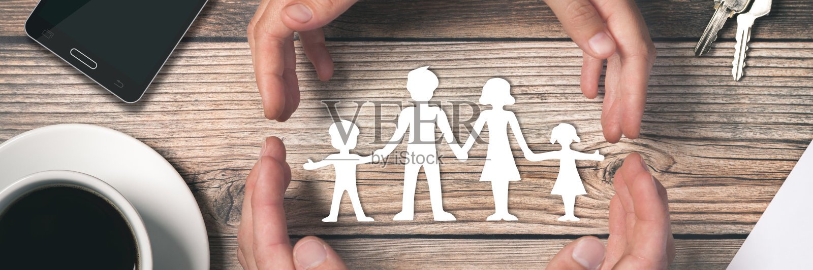 围绕纸族的双手照片摄影图片