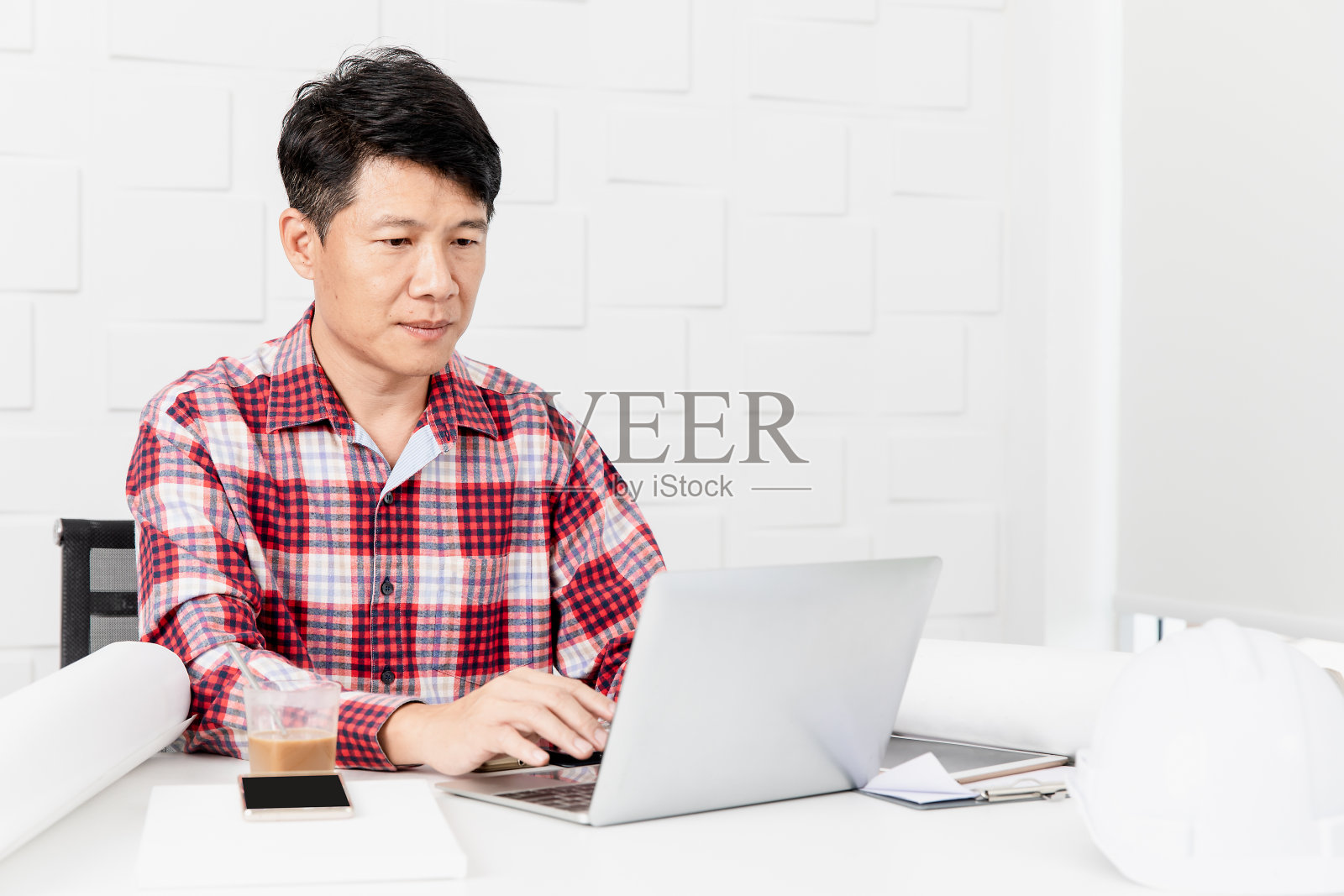 建筑工地办公室的亚洲建筑师照片摄影图片