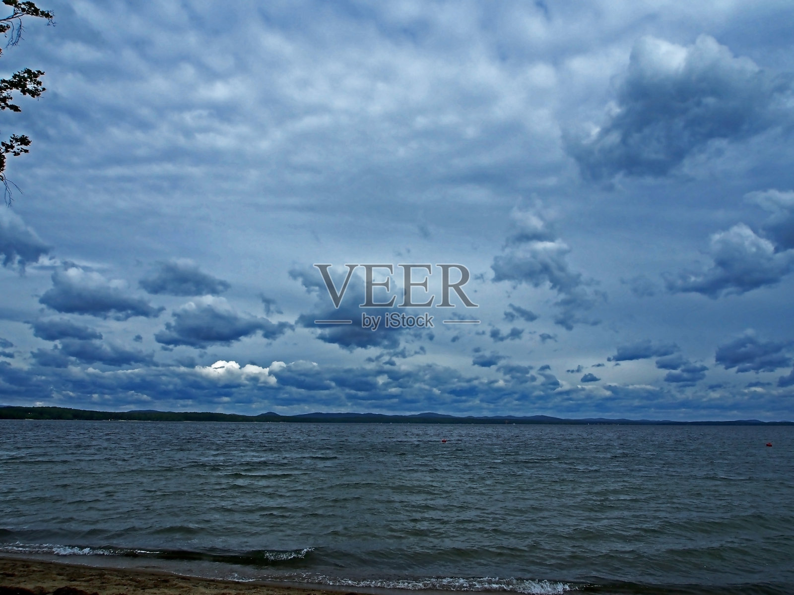 多云的傍晚,湖面上乌云密布照片摄影图片