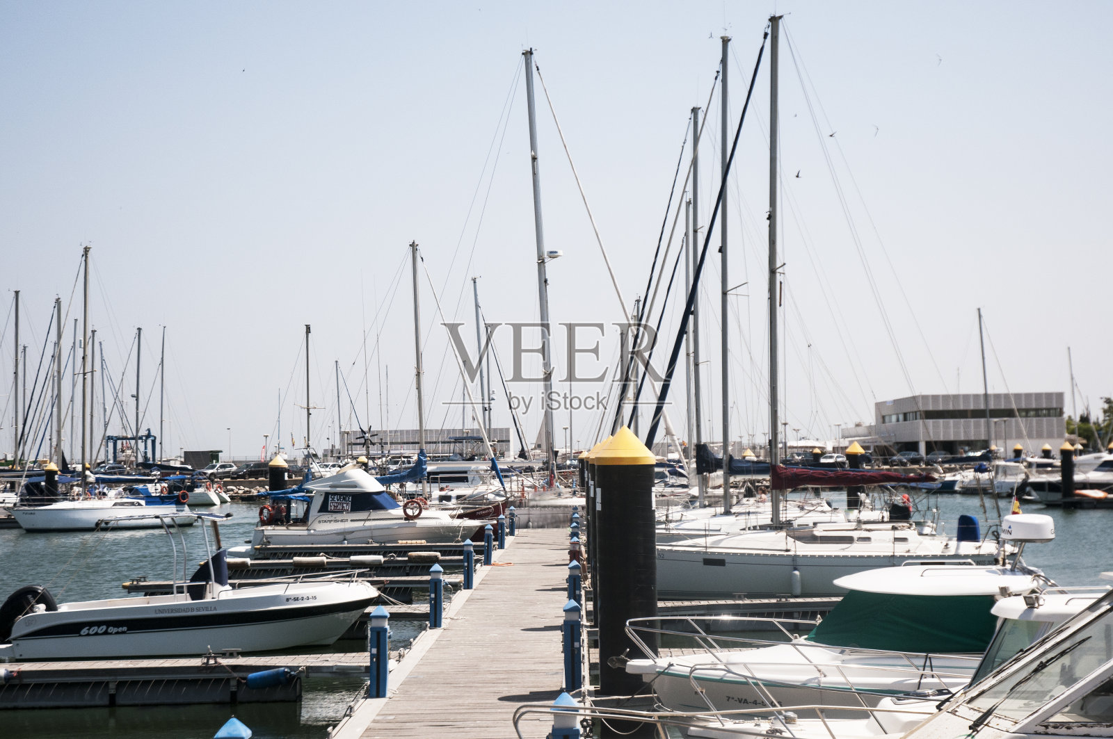 奇皮奥纳港的休闲船,钓鱼,帆船,系泊和裤子。桅杆,水和天空。照片摄影图片