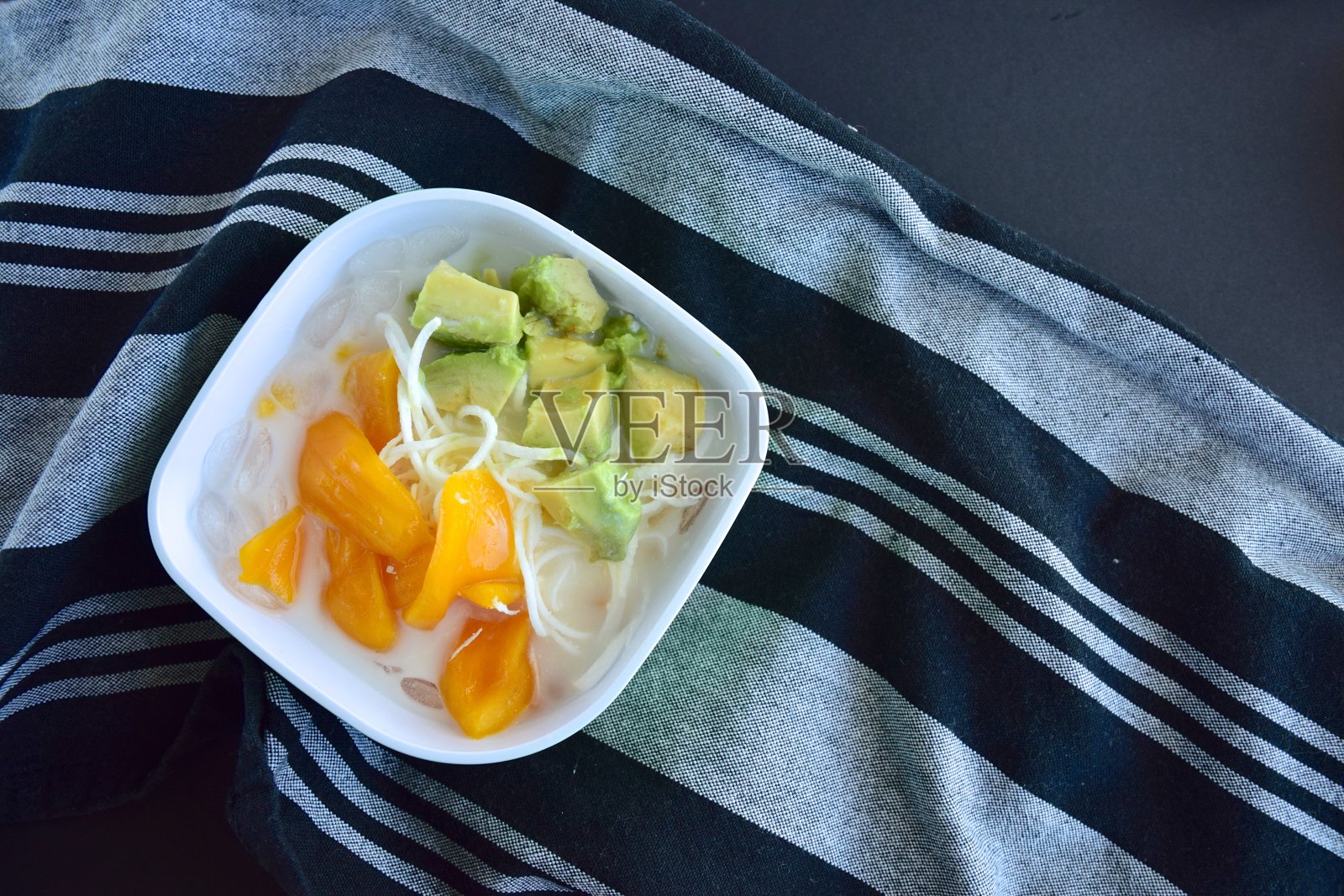 Es Teler,印度尼西亚的水果鸡尾酒。鳄梨、椰肉、菠萝蜜配刨冰、椰奶、甜炼乳、糖浆。照片摄影图片