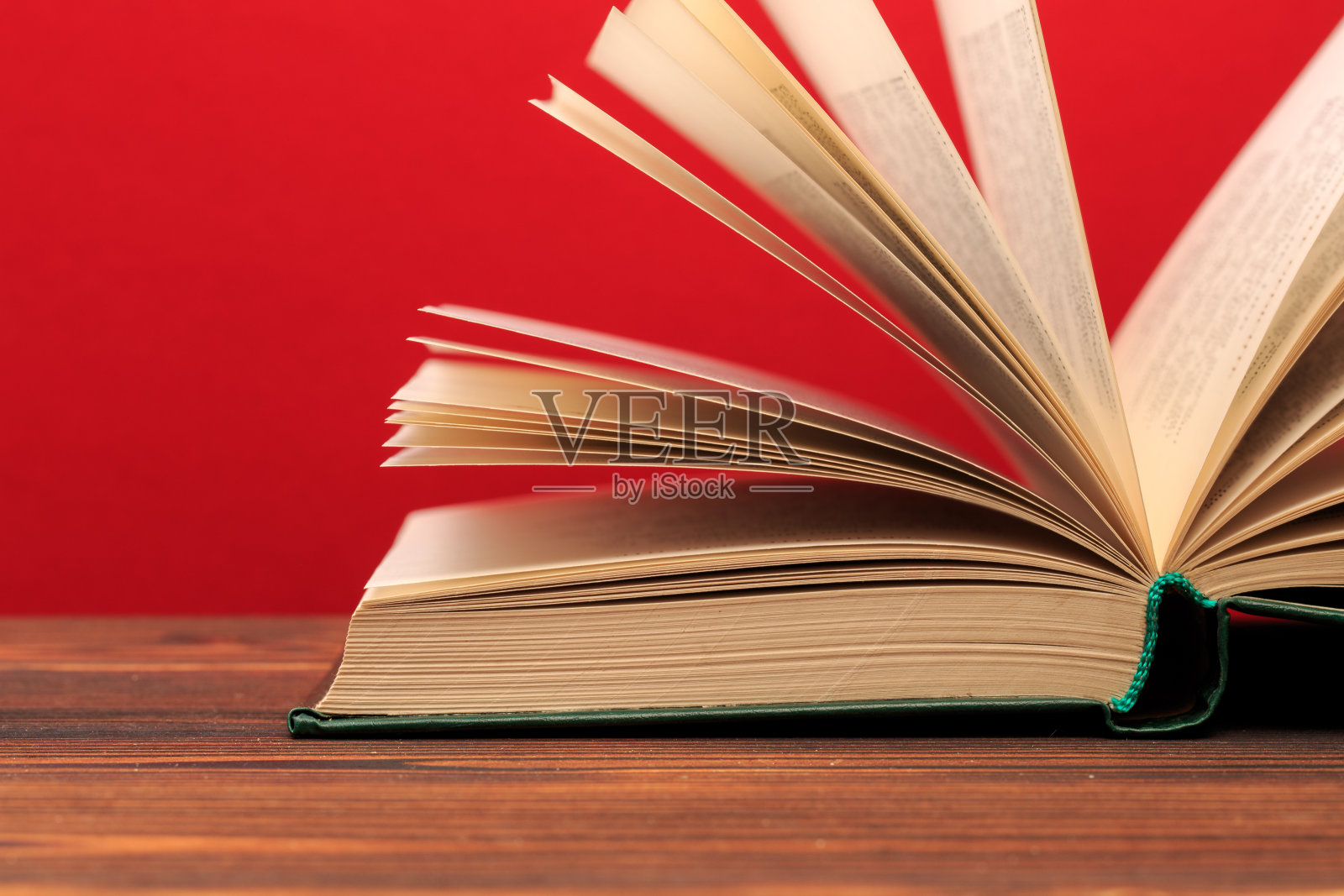 打开红色背景的书。文本位置-图像照片摄影图片