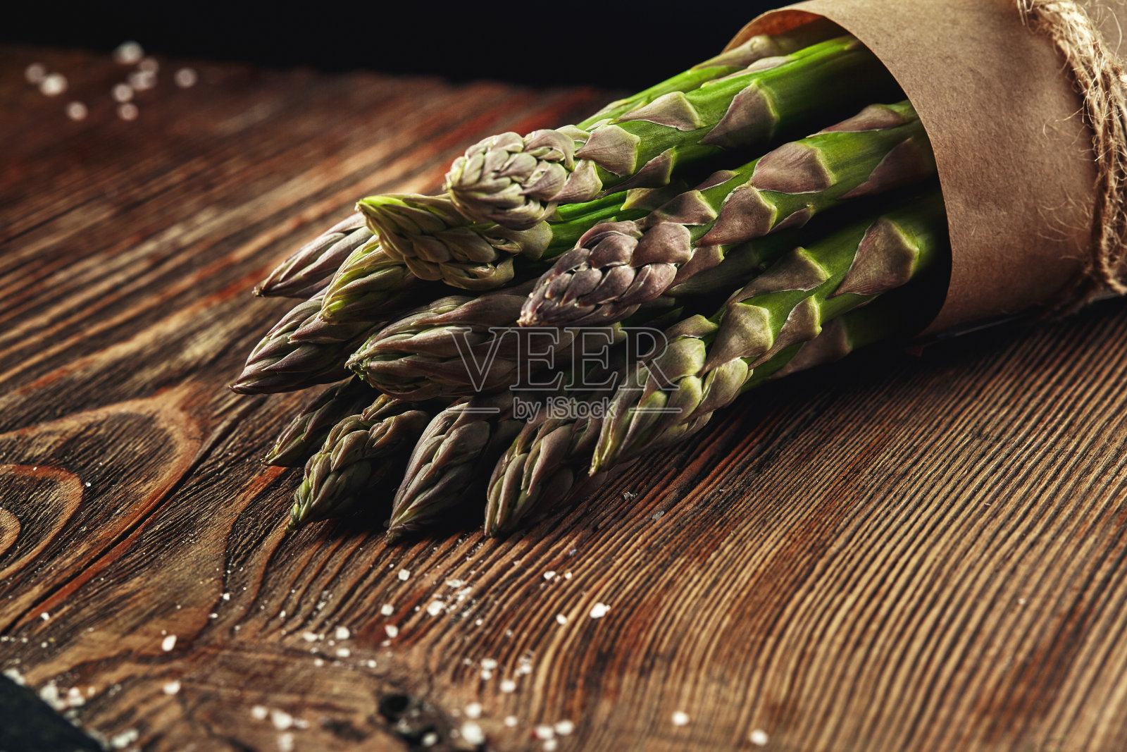 芦笋一种在木质背景上的可食用的生芦笋茎照片摄影图片