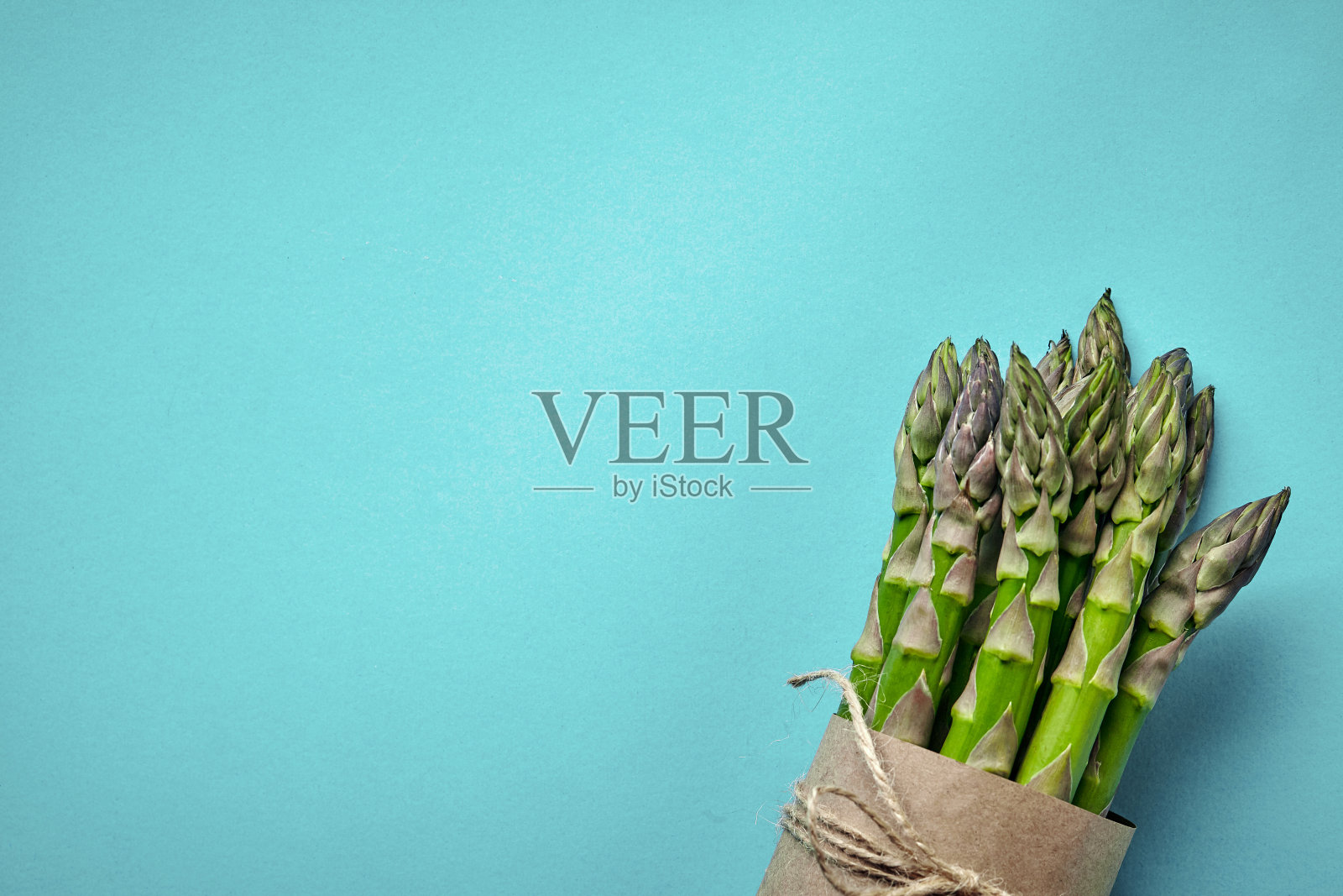 芦笋一种可食用的生芦笋茎,在蓝色背景上照片摄影图片