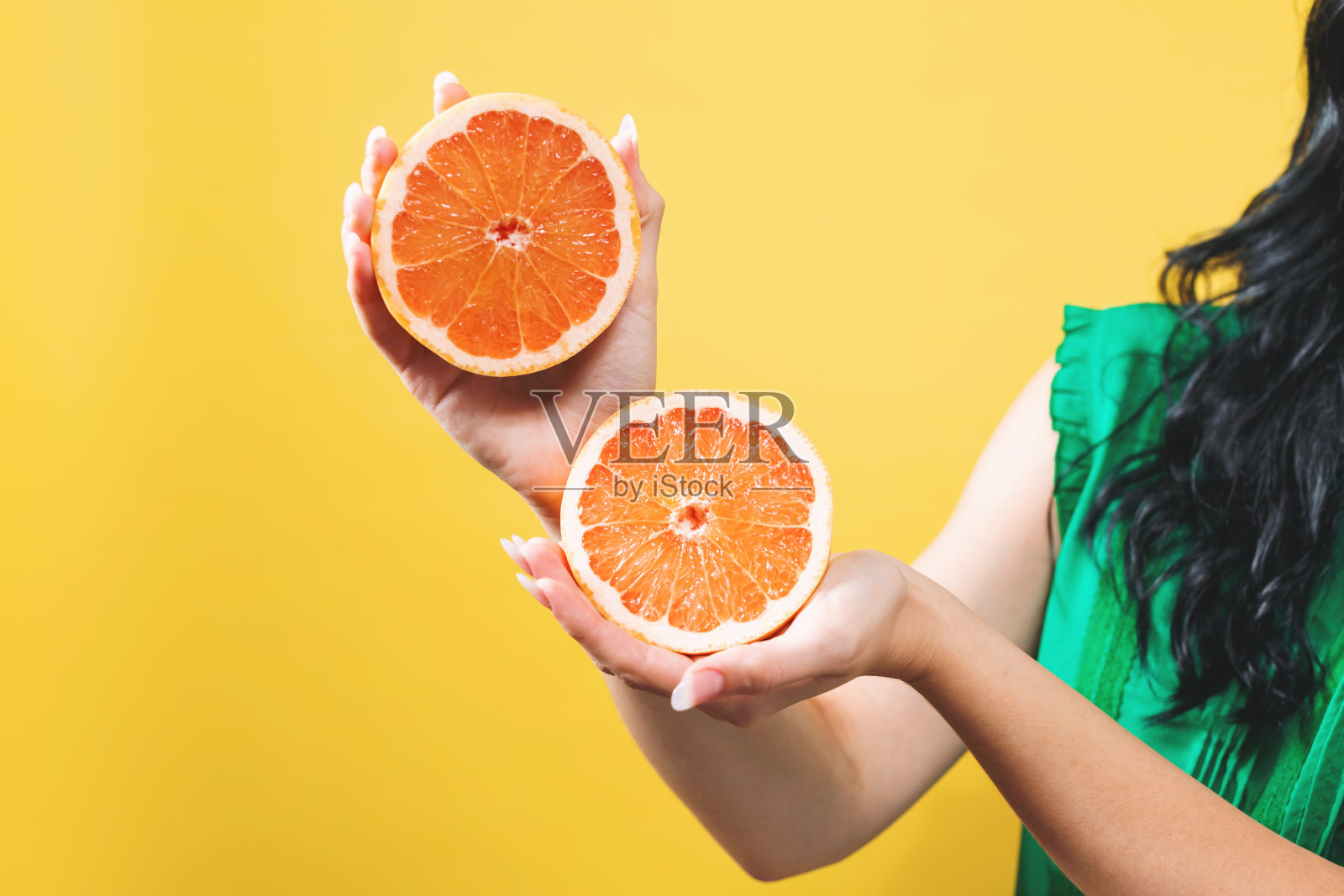 拿着橘子的年轻女子照片摄影图片