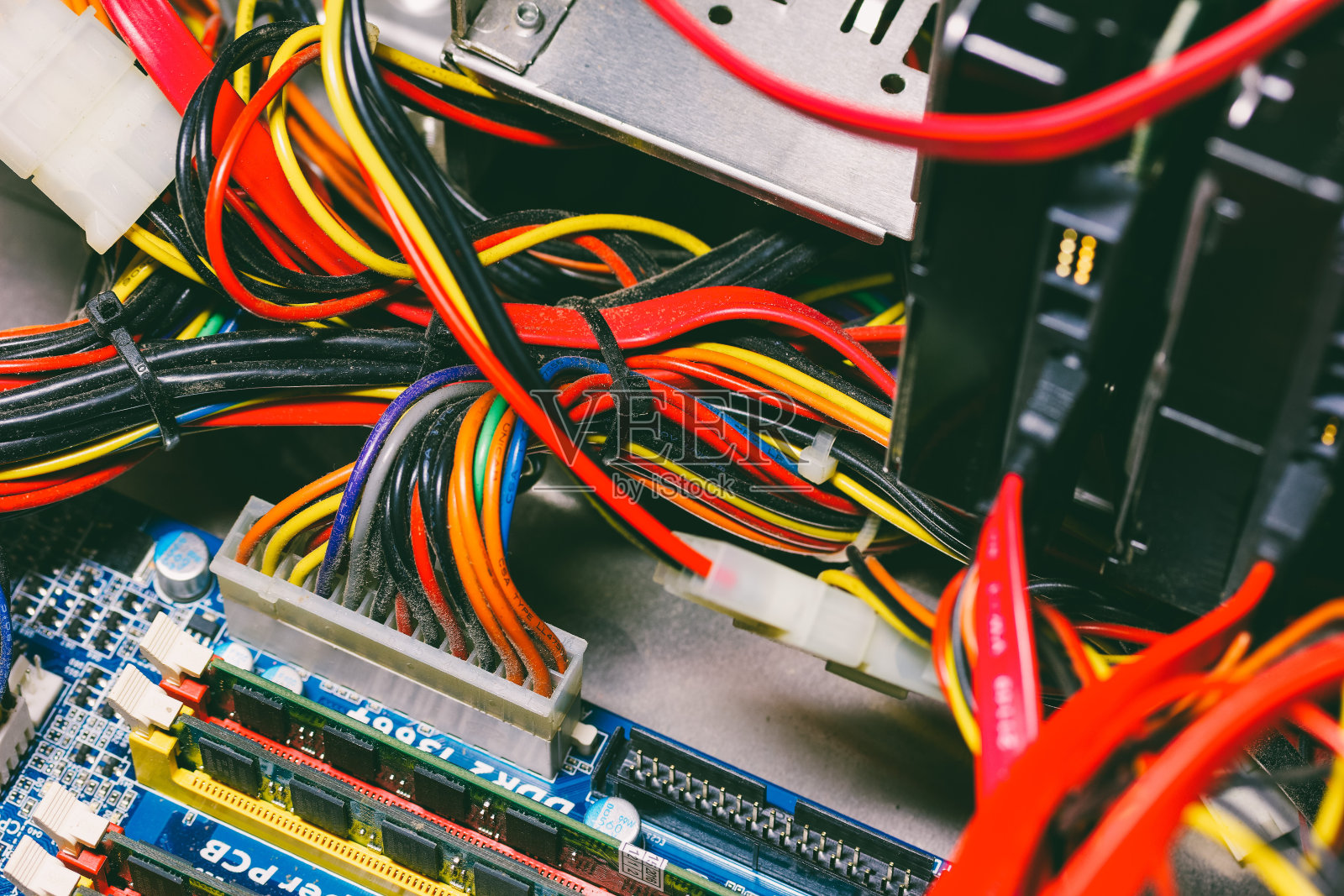 主板上的电源接口和连接RAM线和硬盘的SATA 2照片摄影图片