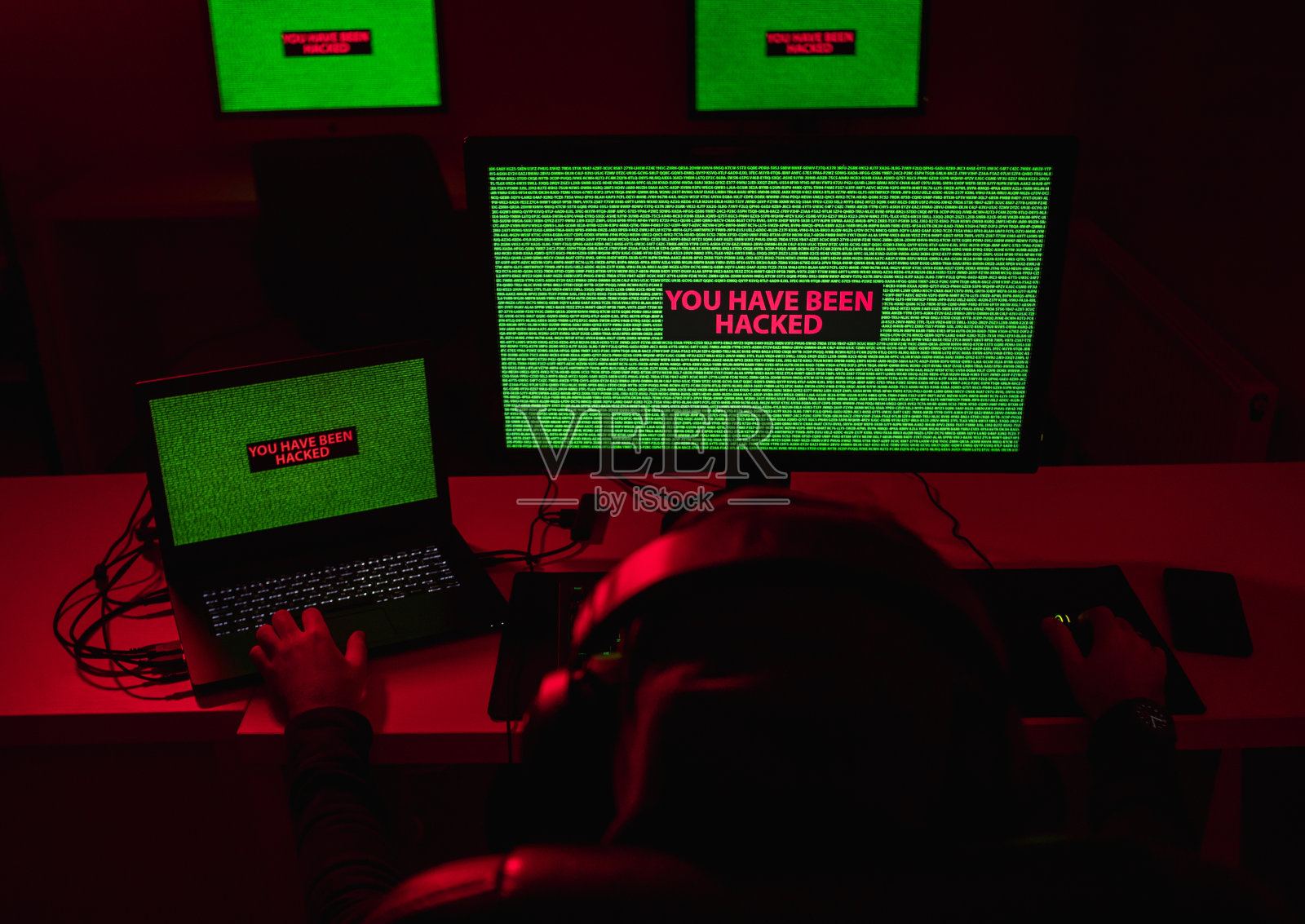 一名匿名男性盯着屏幕发出黑客警报照片摄影图片