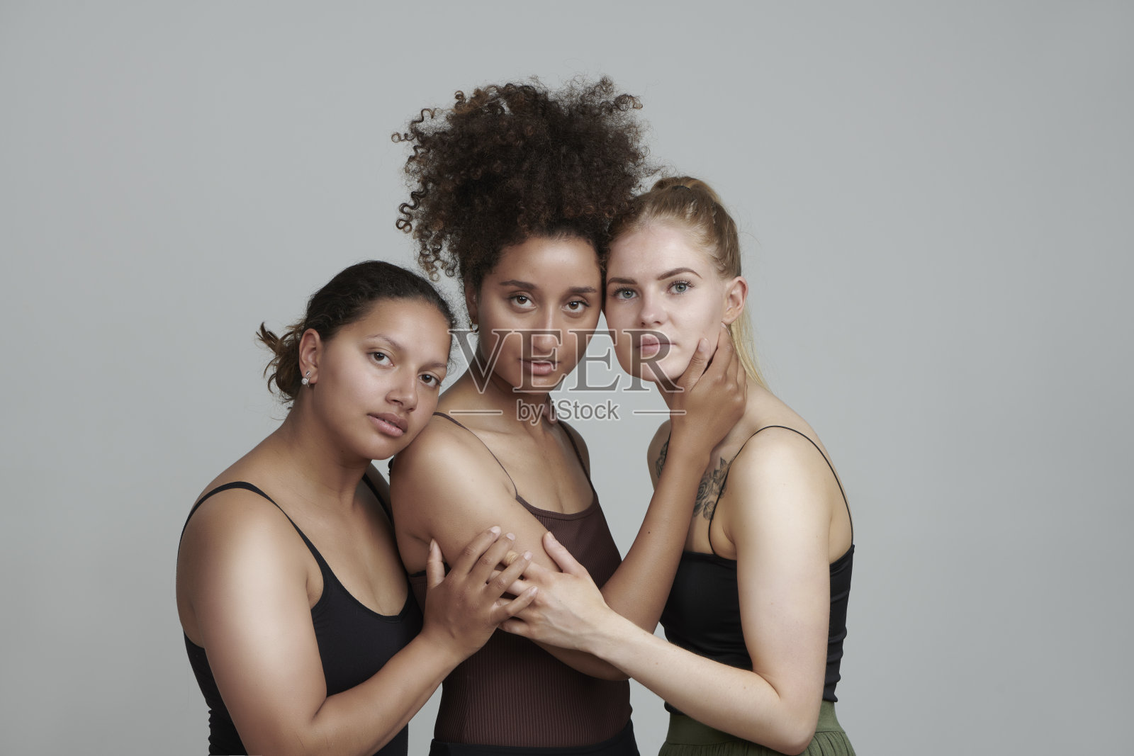 三个女孩拥抱在一起照片摄影图片