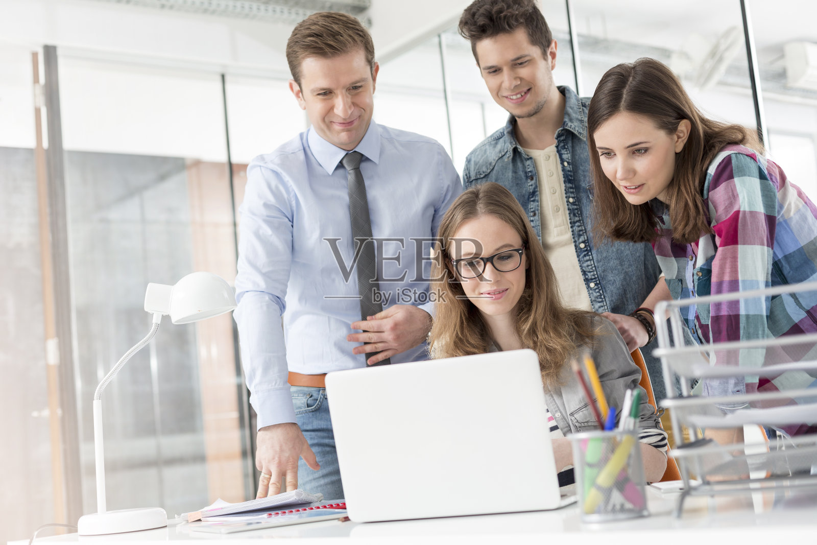 办公室里有创意的商业人士照片摄影图片