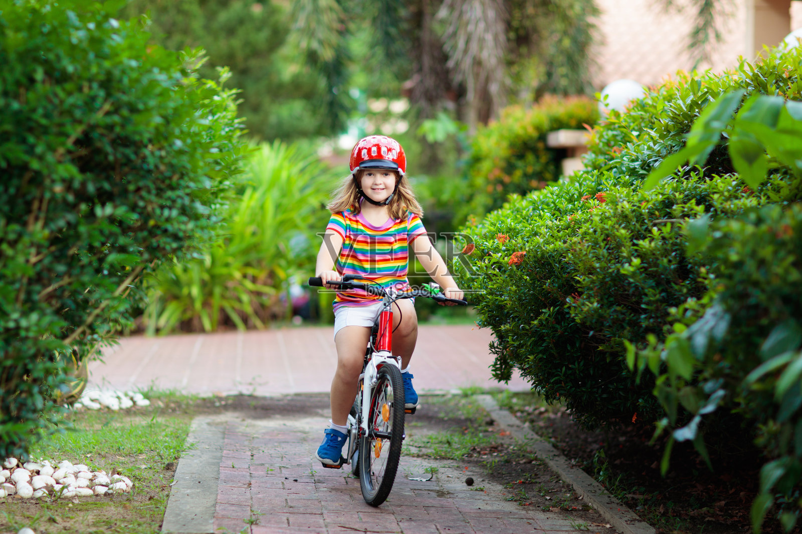 孩子的自行车。孩子的自行车。孩子骑自行车。照片摄影图片