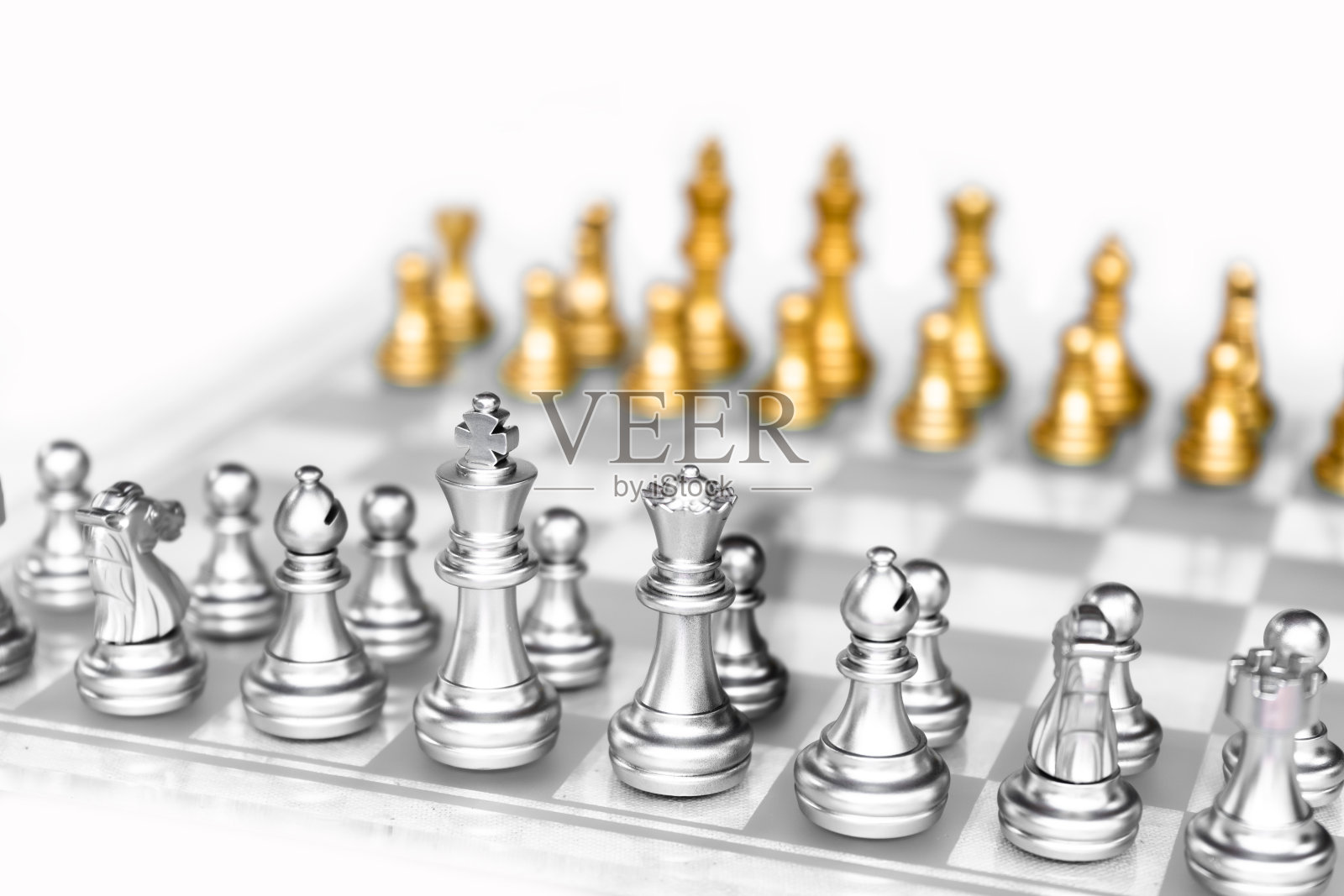 棋盘游戏配白色背景,商业竞争概念,复制空间照片摄影图片