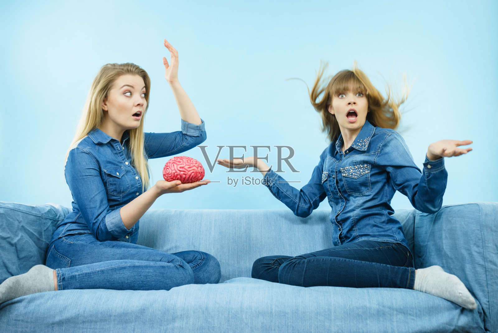 两个女性朋友在想照片摄影图片