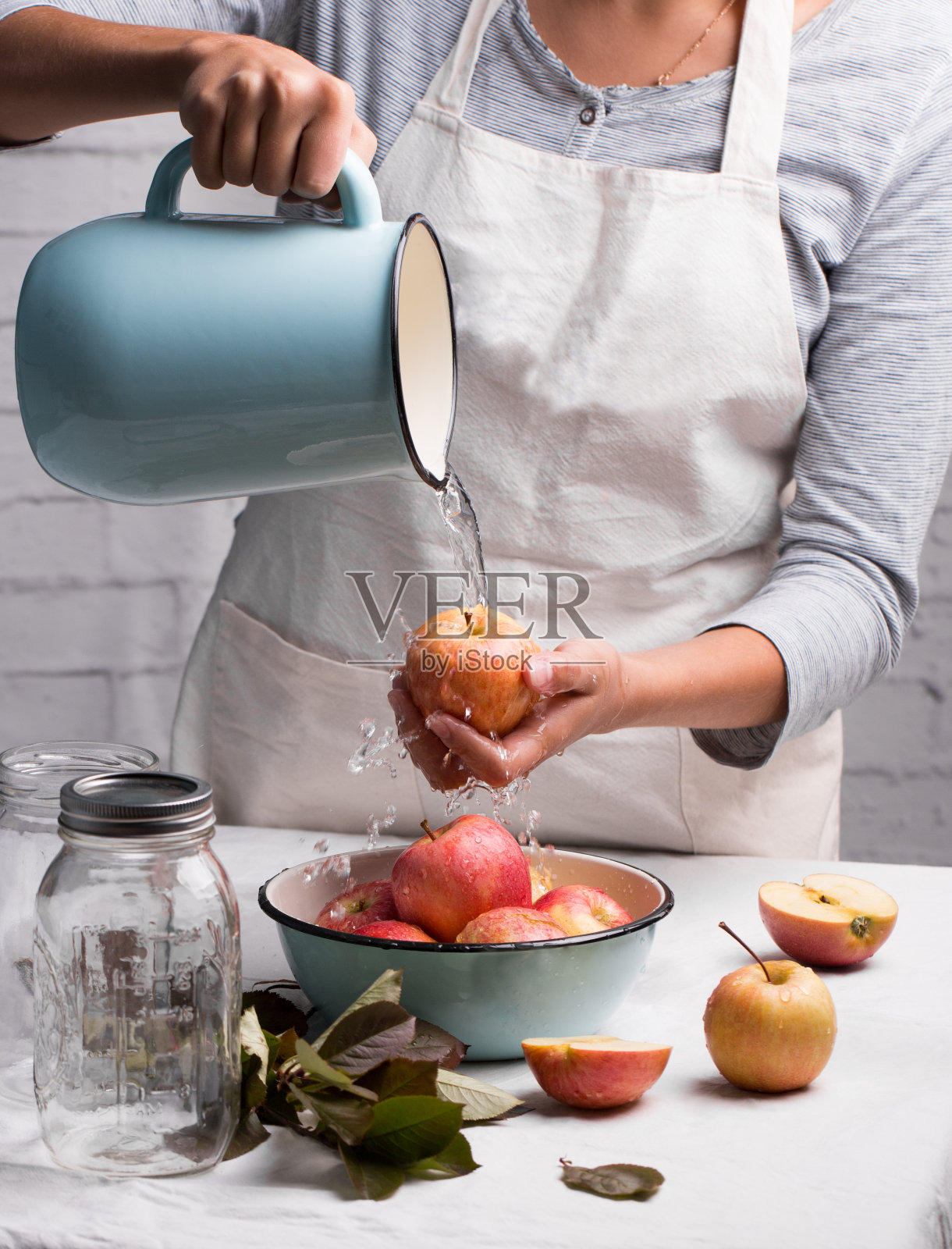 厨房里的女人在洗红苹果照片摄影图片