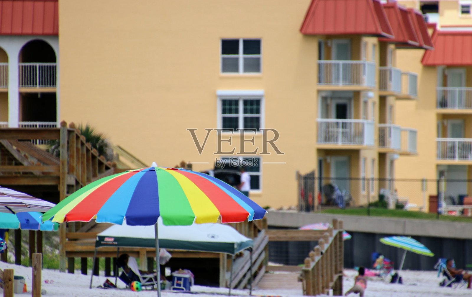 五颜六色的沙滩伞在阳光明媚有风的日子。照片摄影图片