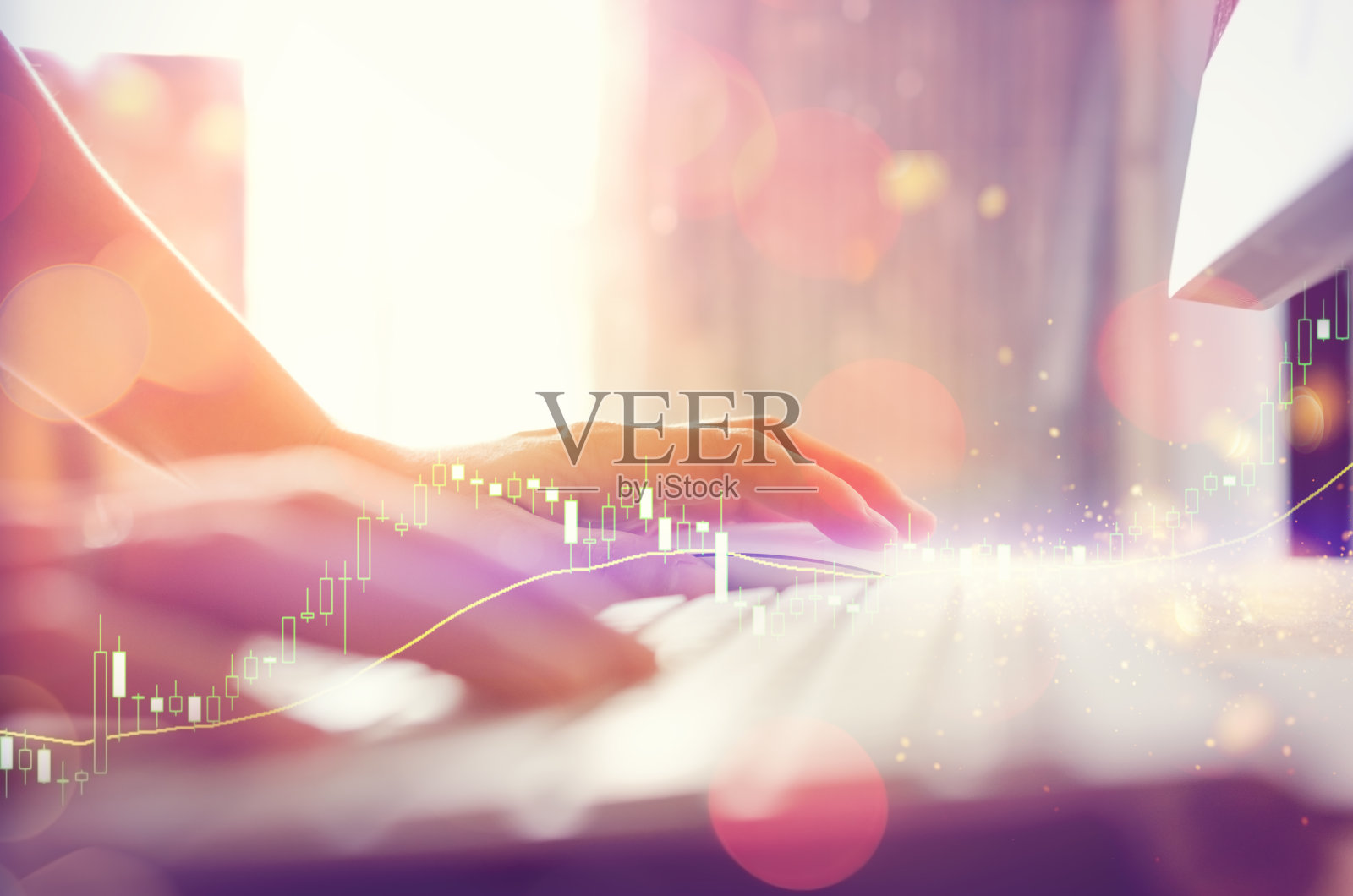 企业经济技术工作理念。女人用笔记本电脑双手曝光,用图钱炒股和模糊的散景光做背景。复古色调过滤效果色彩风格。照片摄影图片