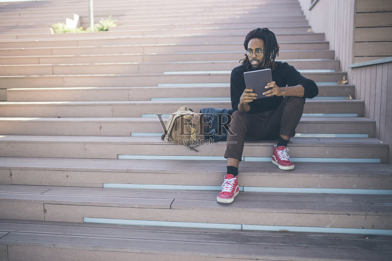 非裔美国商人在户外使用平板电脑照片摄影图片