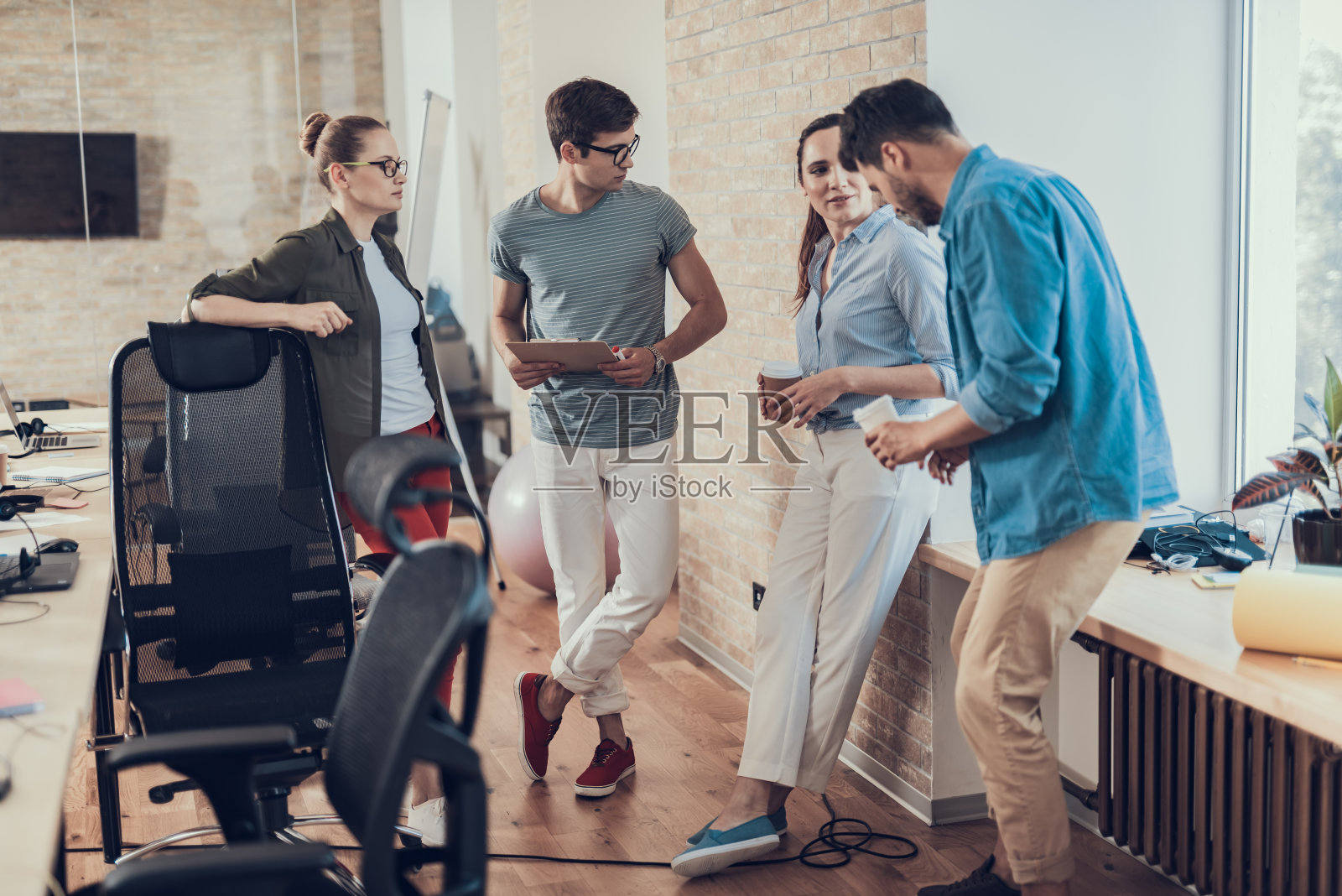 快乐的年轻同事正在喝咖啡照片摄影图片