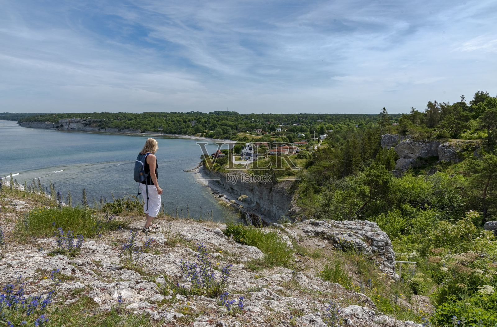 女人徒步旅行和看风景照片摄影图片