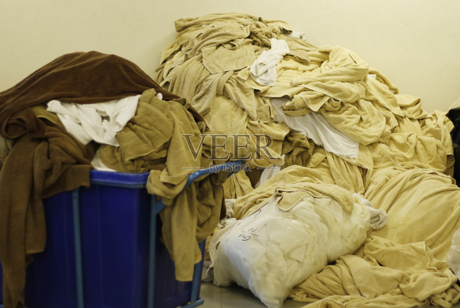 堆满脏浴巾的洗衣房照片摄影图片