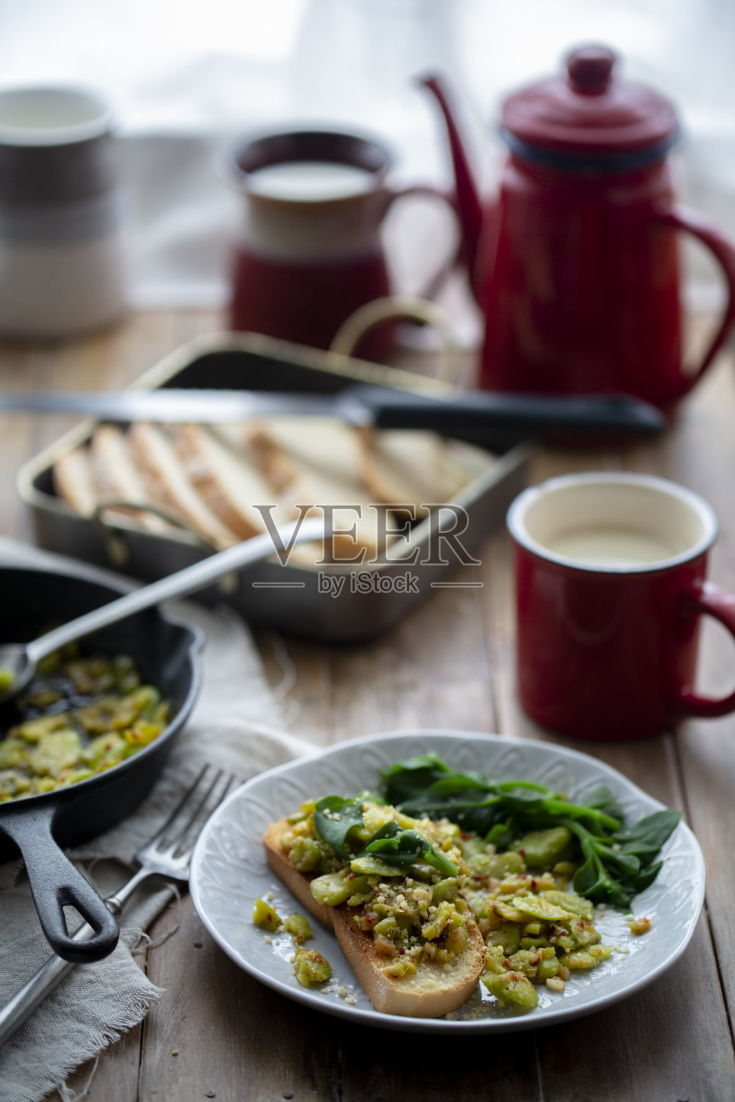 自制健康早餐:辣烤蚕豆和烤面包照片摄影图片