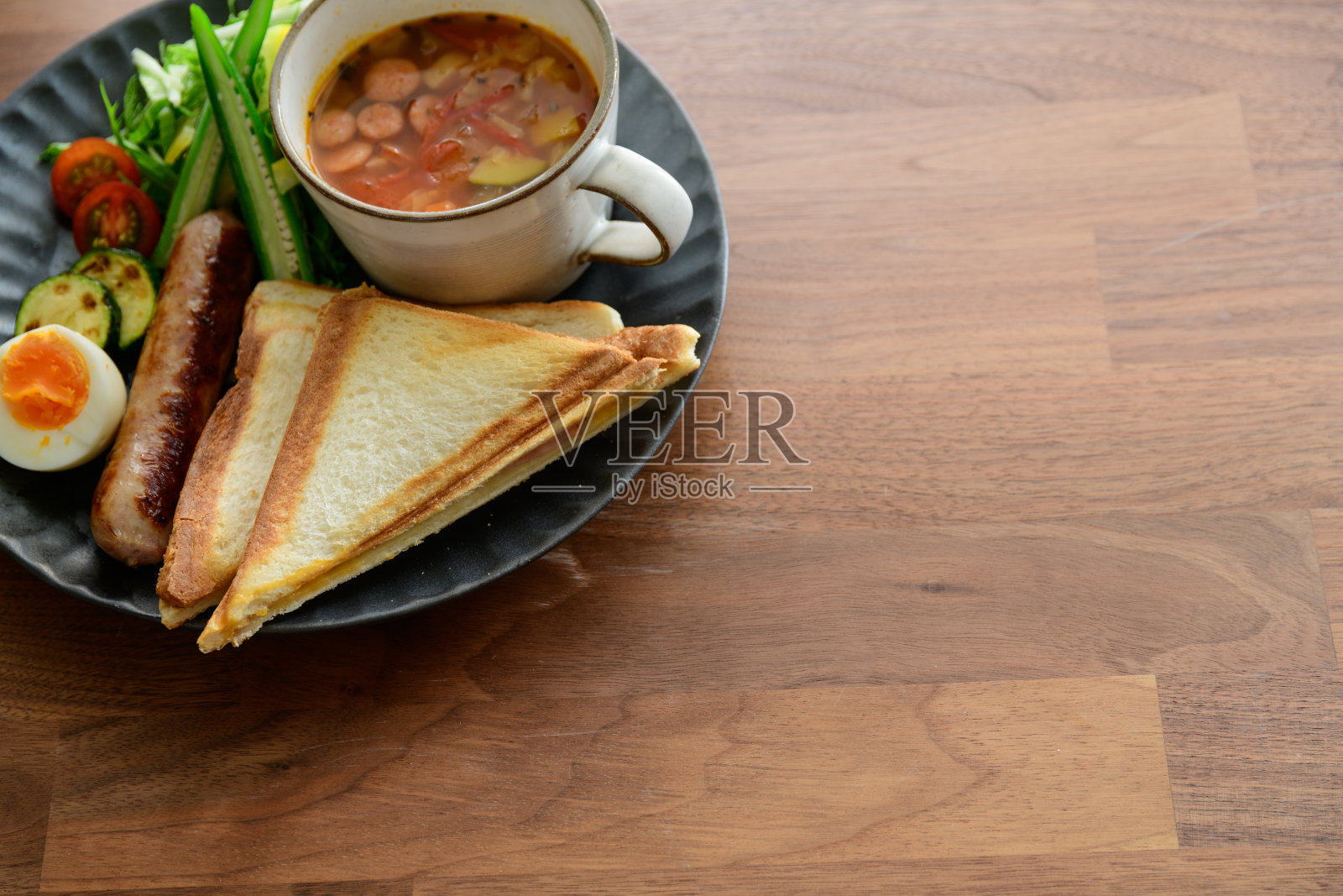 在一张木桌上烤三明治。照片摄影图片