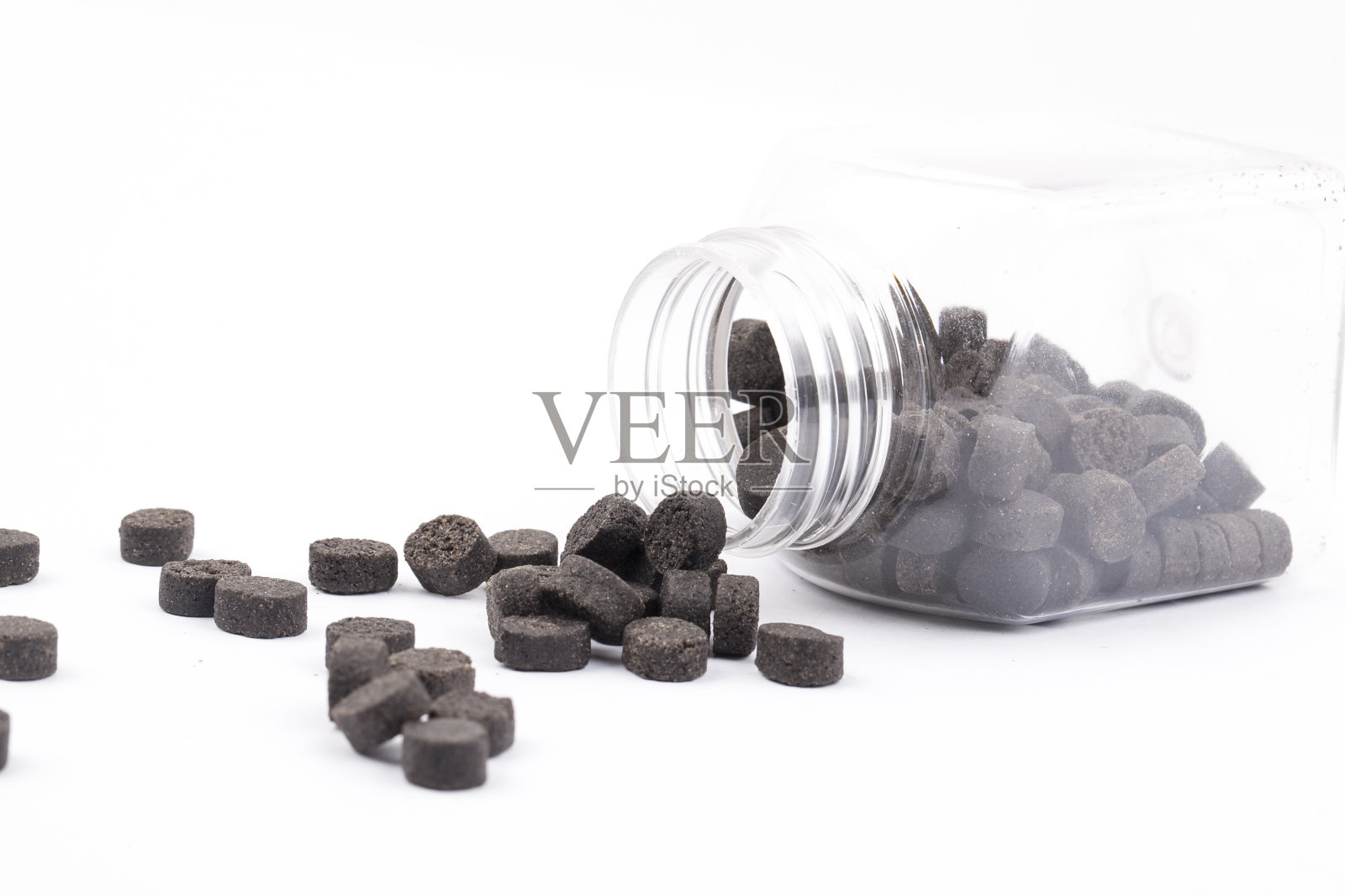 天然草药药丸孤立在白色背景照片摄影图片