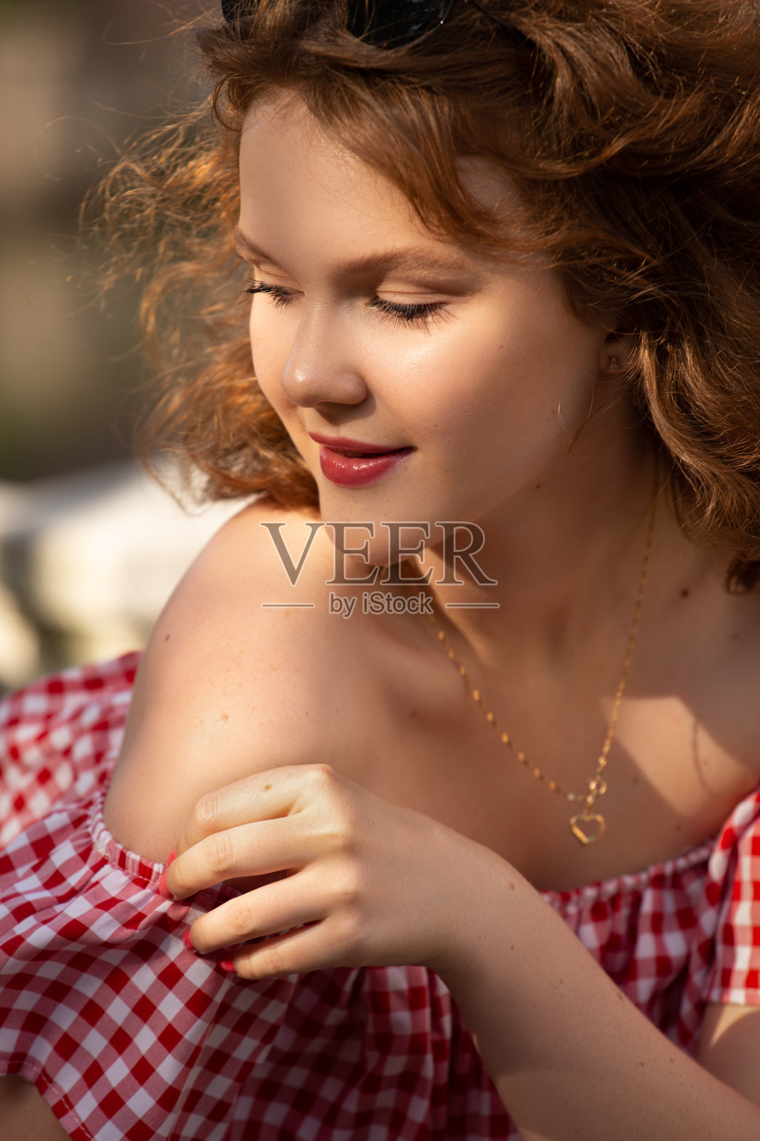 赤裸肩膀的女孩照片摄影图片