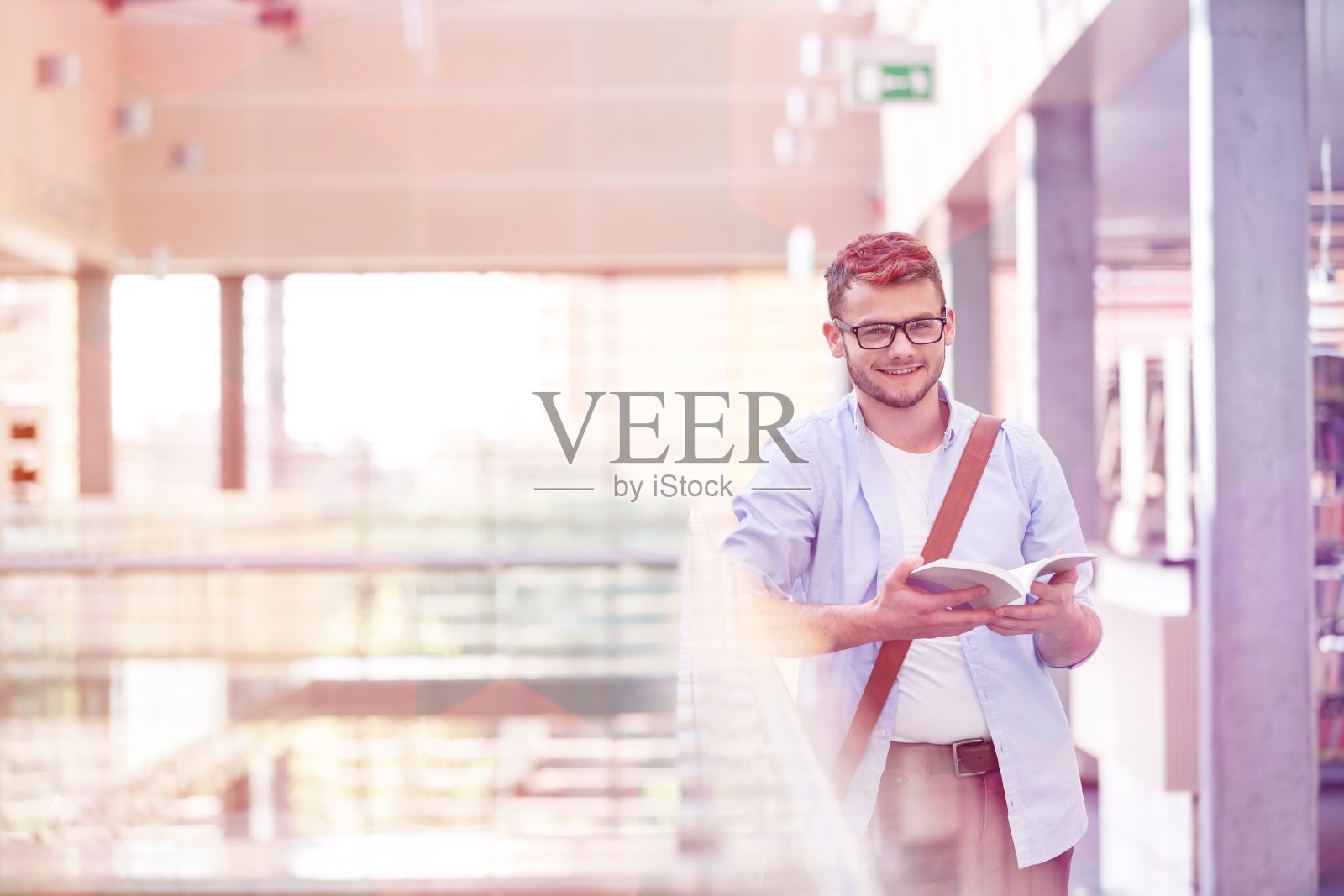 大学图书馆的学生照片摄影图片