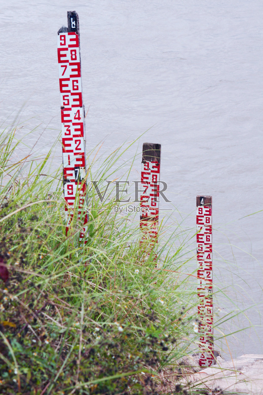 水位测量计在河道中用于水位测量洪水预警照片摄影图片