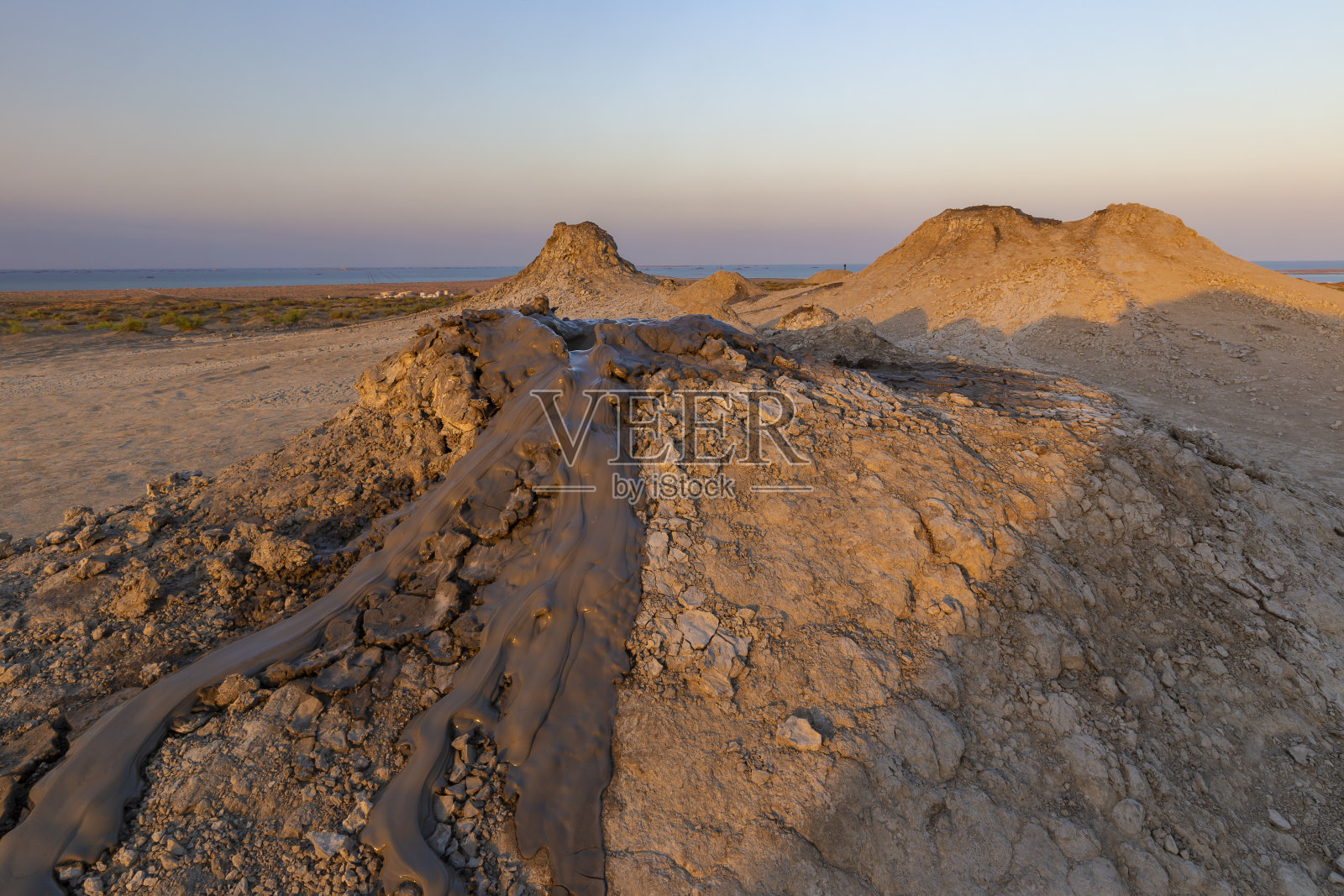 日落时戈布斯坦的泥火山照片摄影图片