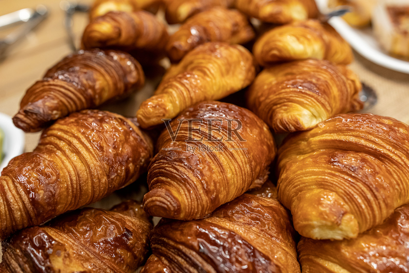 公司早餐会上的牛角面包照片摄影图片