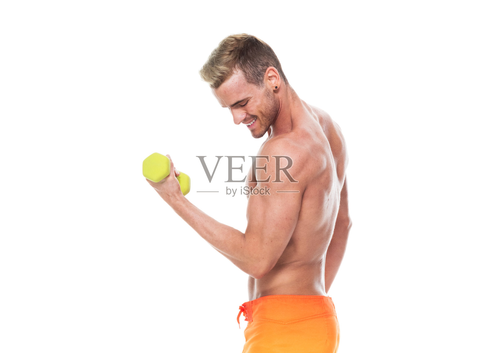 有吸引力的肌肉男人谁是赤膊和穿着冲浪短裤,是在锻炼照片摄影图片