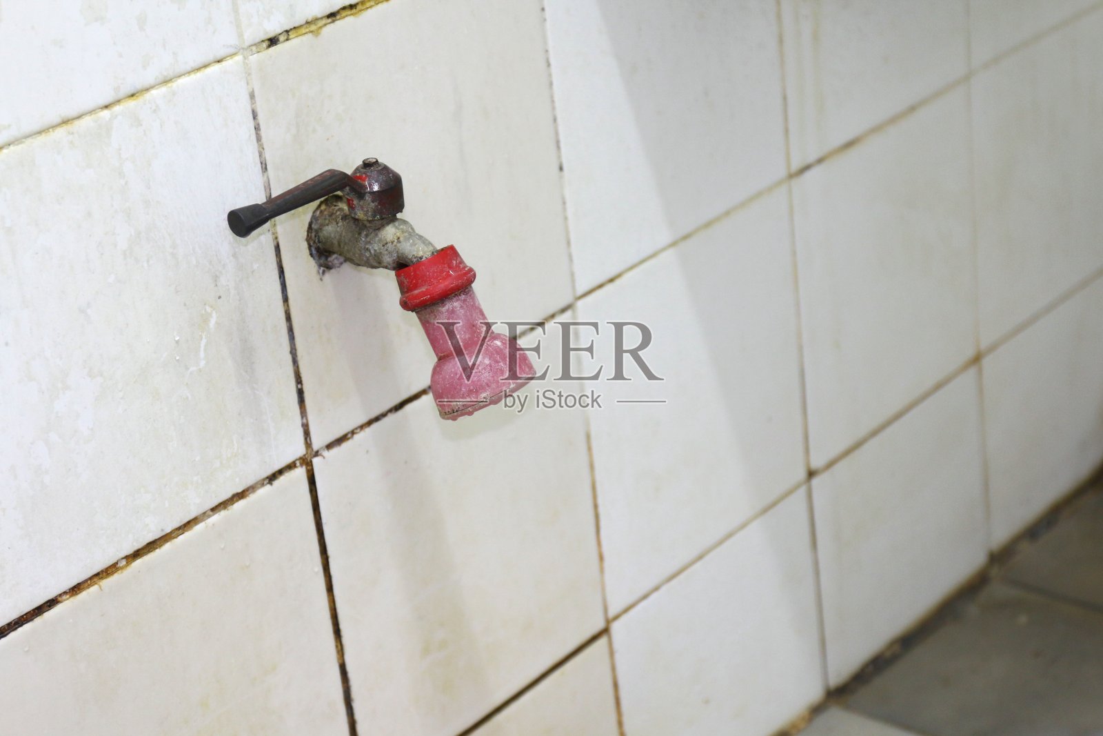 浴室里的旧水龙头浴室墙上的旧水龙头照片摄影图片