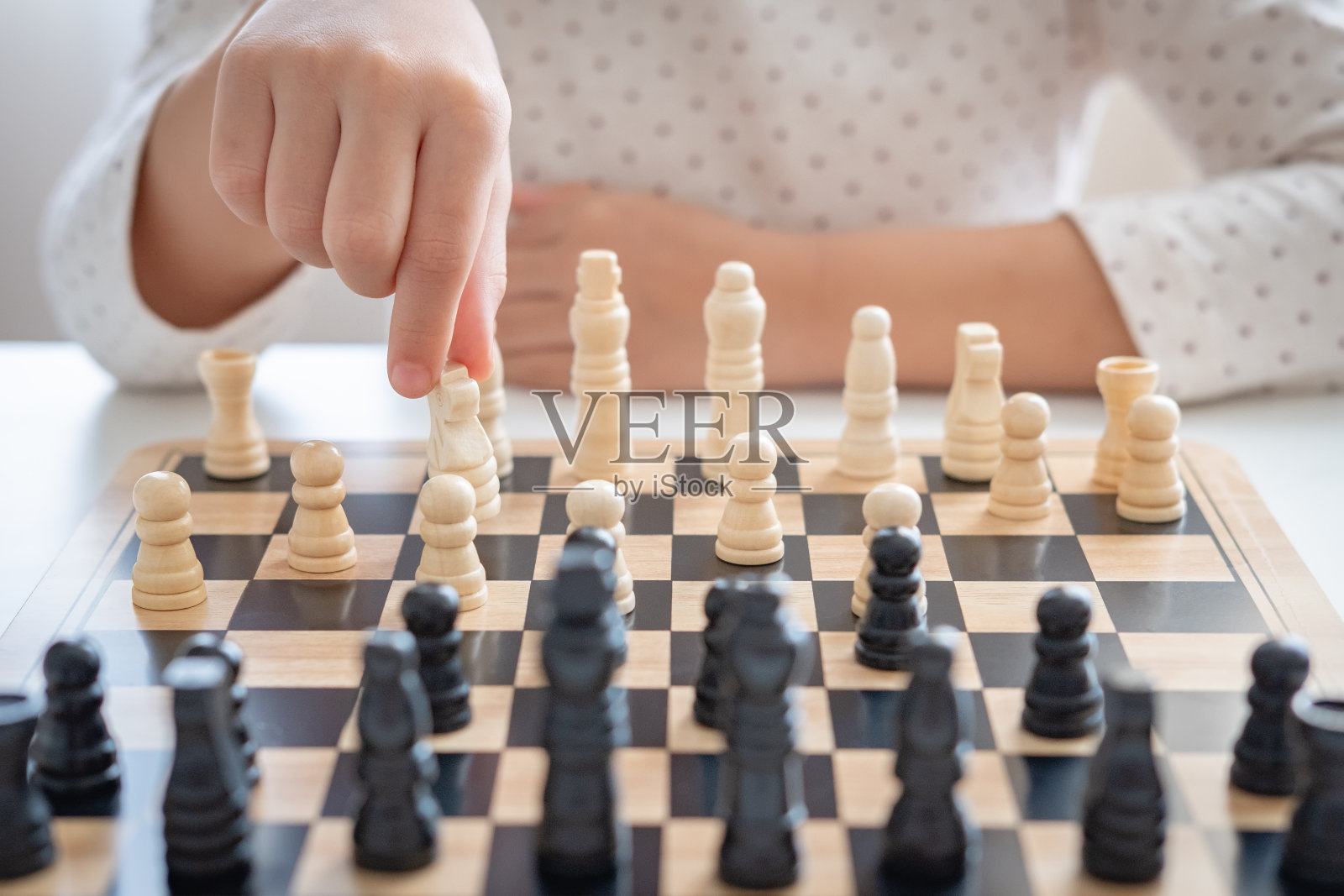 一个女孩学习如何下棋照片摄影图片