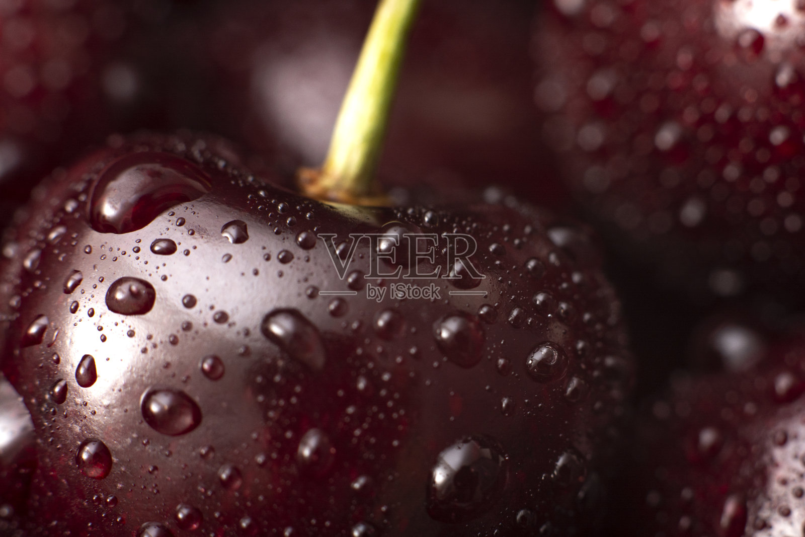 甜樱桃。湿樱桃和水滴的特写。甜而新鲜的樱桃背景。樱桃的概念。照片摄影图片