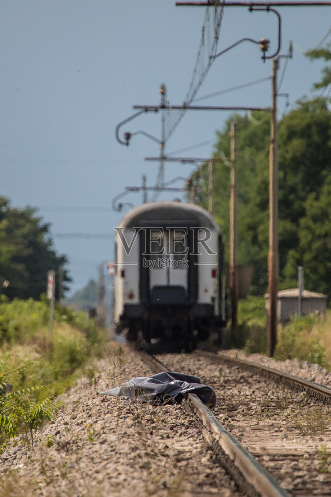 铁轨上的火车事故受害者照片摄影图片