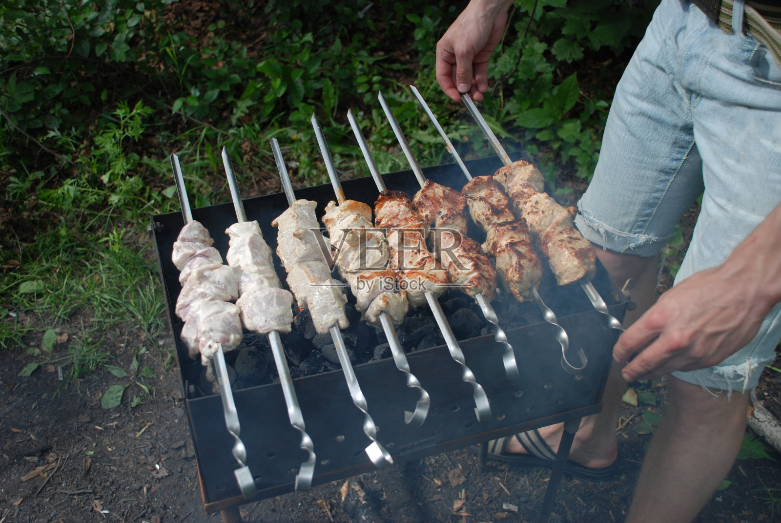 烤肉的外观在煮熟或未煮熟的情况下,阶段照片摄影图片