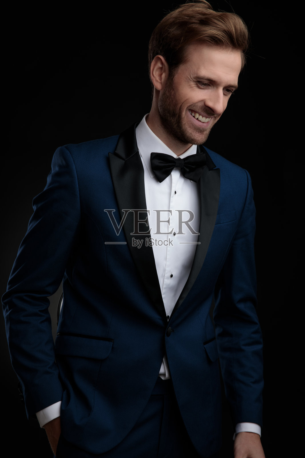 乐观的男人边笑边把手插在口袋里照片摄影图片