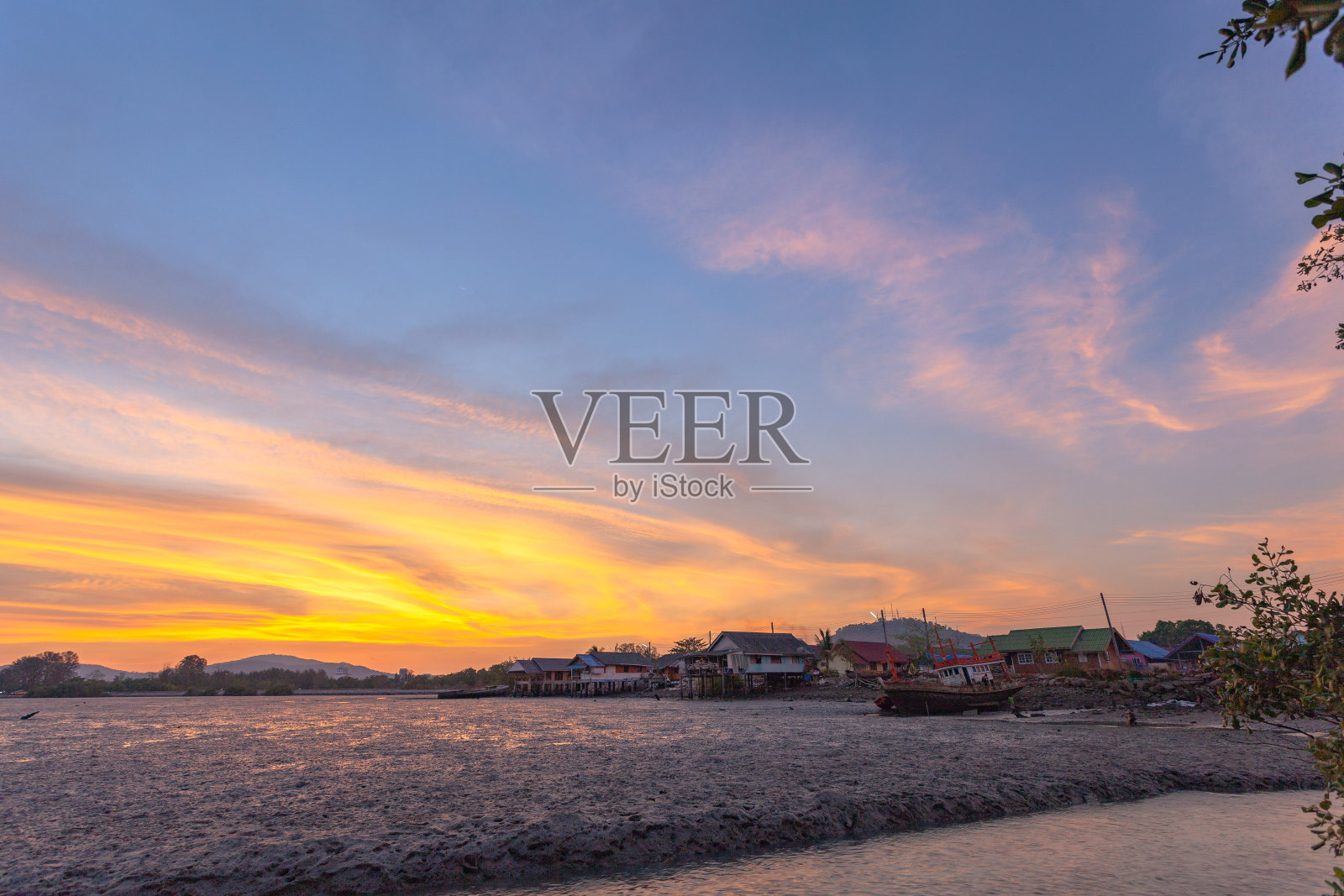 普吉岛的一个渔村,美丽的日落。照片摄影图片