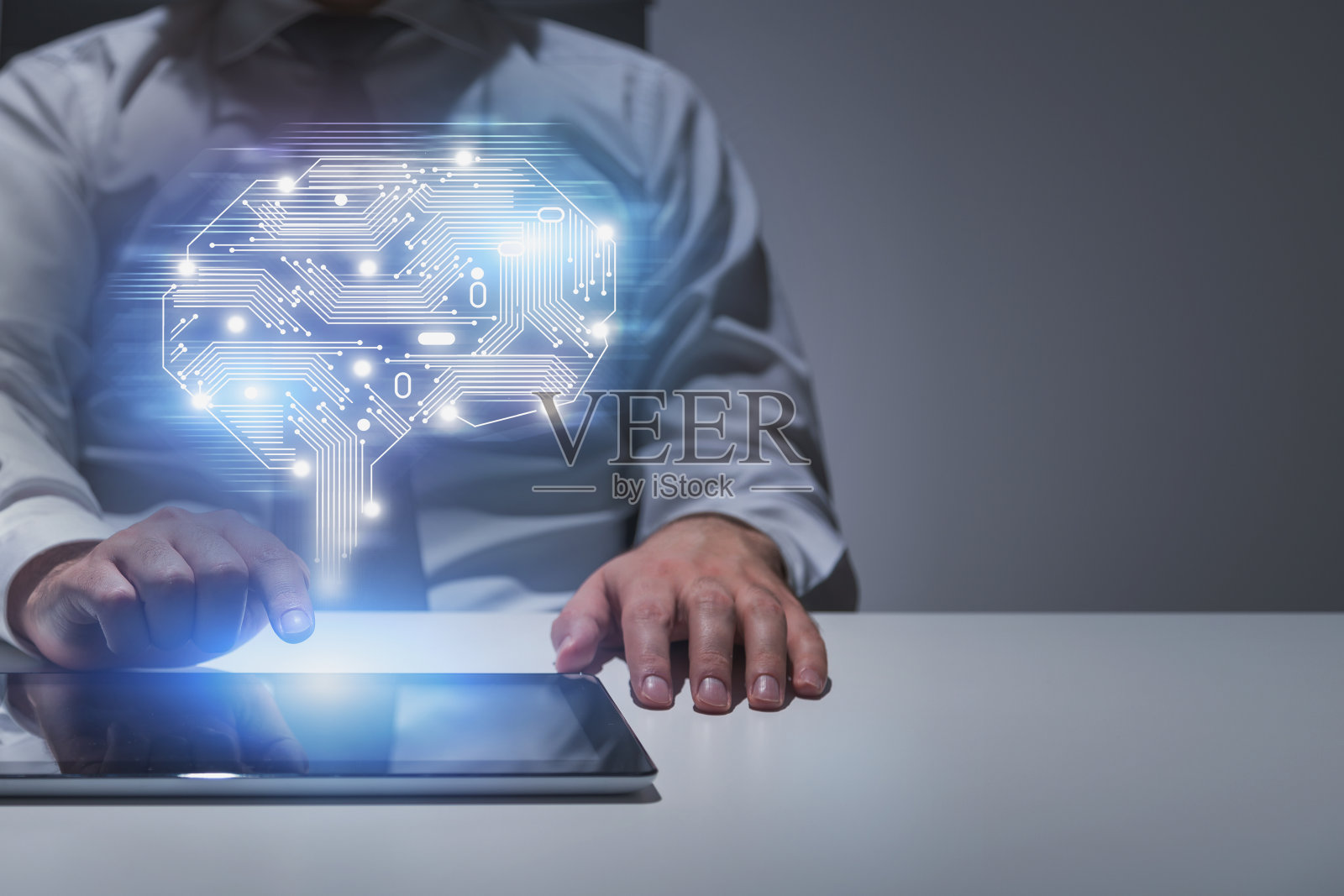 商人用平板电脑吃饭,人工智能概念照片摄影图片