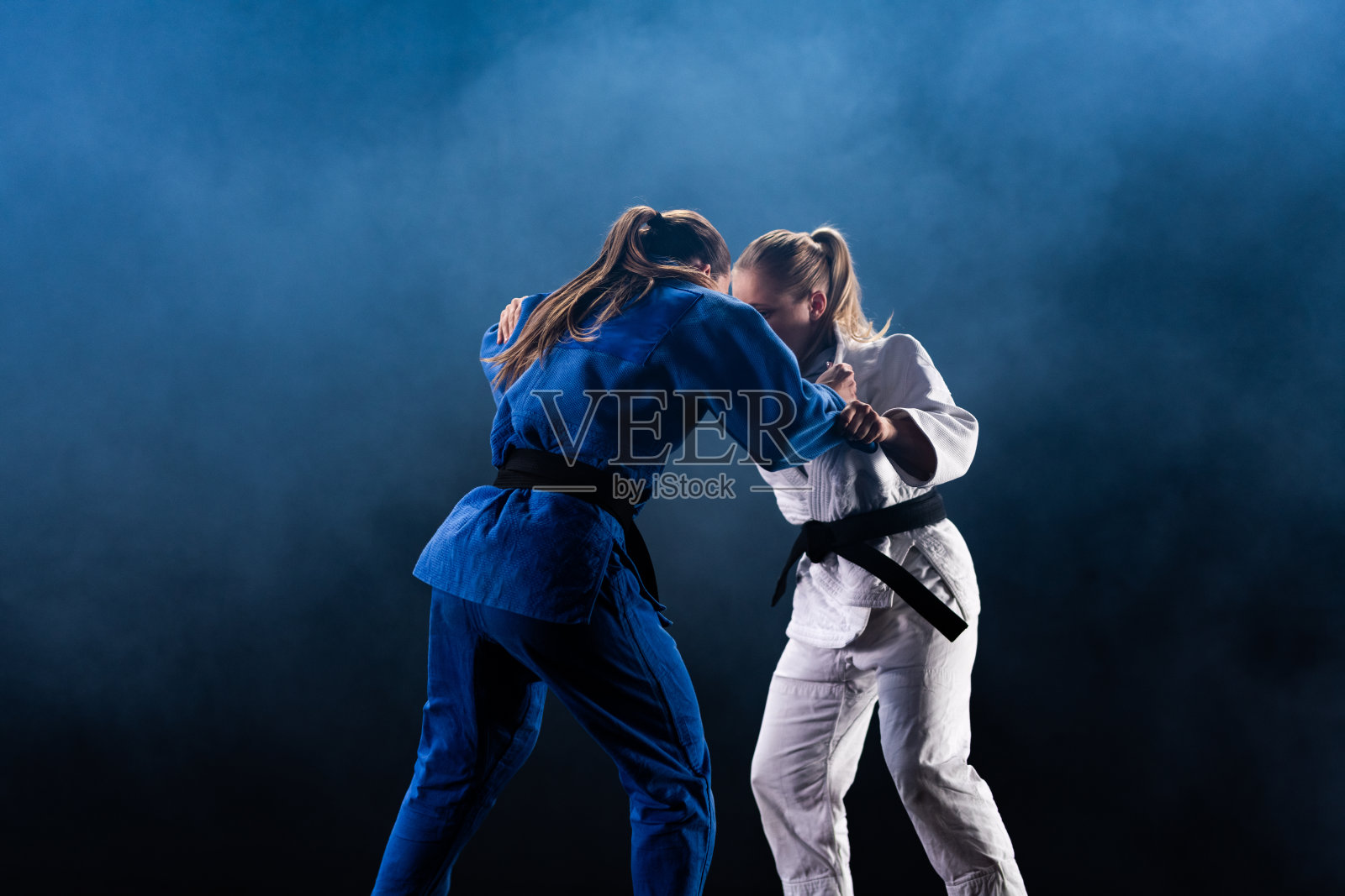 女子柔道运动员在比赛中比赛照片摄影图片