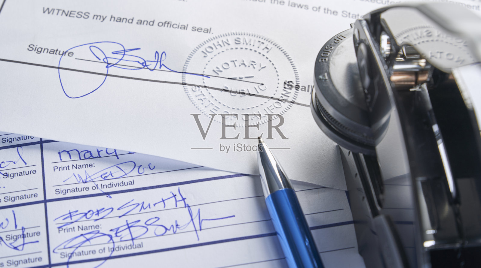 公证人:用钢笔在日记本上压印在文件上的印章照片摄影图片