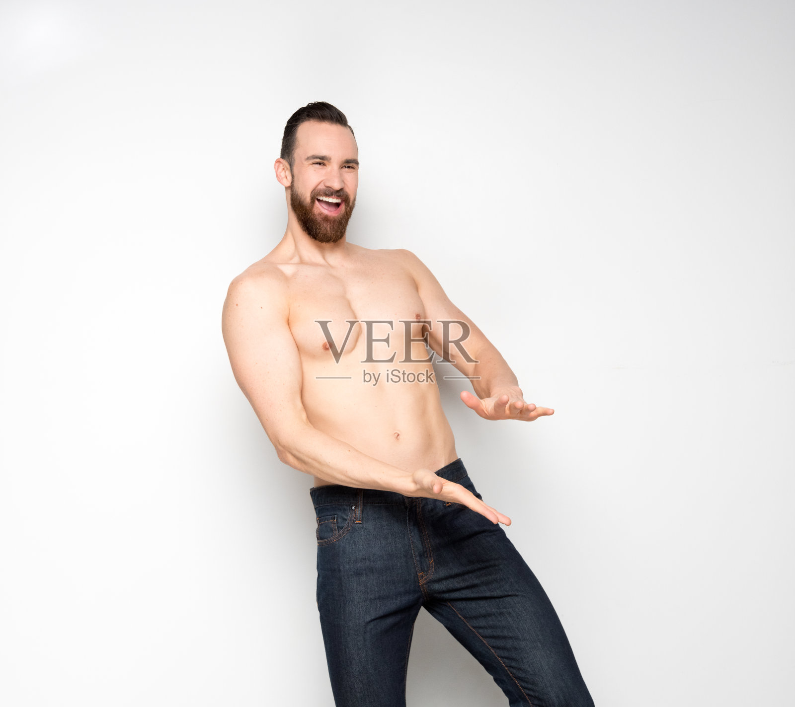 迷人的赤膊男子在白色的背景照片摄影图片