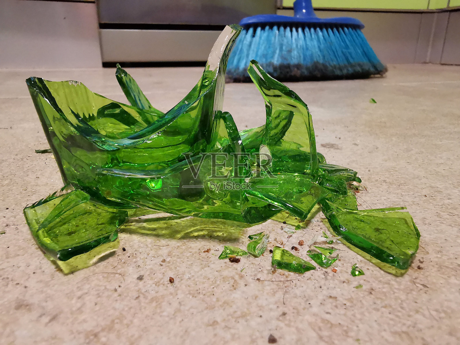 裸露的碎玻璃照片摄影图片