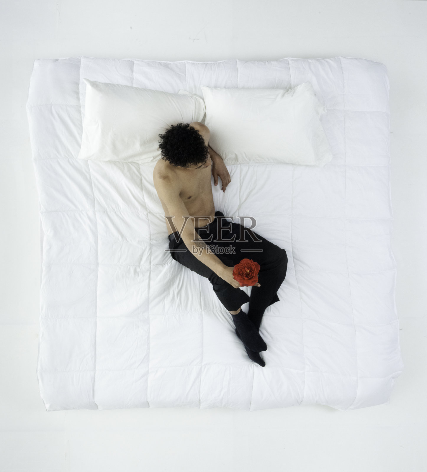 赤裸上身的男人躺在床上照片摄影图片